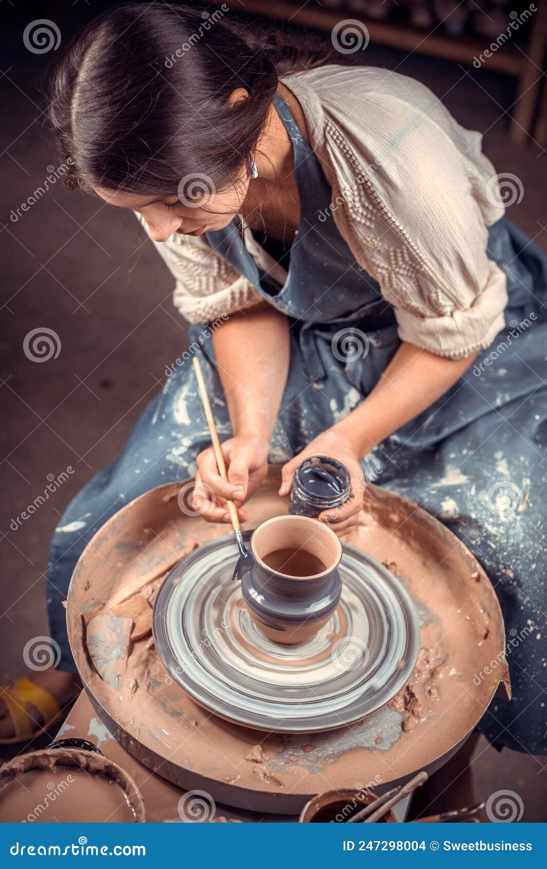 Les Mains Du Potier Fabriquent Un Pot En Céramique Sur La Roue De