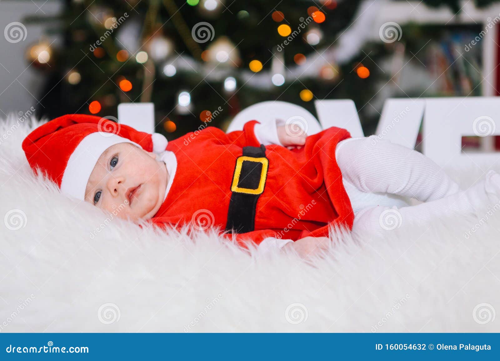 Le Magnifique Nouveau-né En Costume De Noël Fête Noël Sous Le Sapin De Noël  Photo stock - Image du chéri, mignon: 160054632