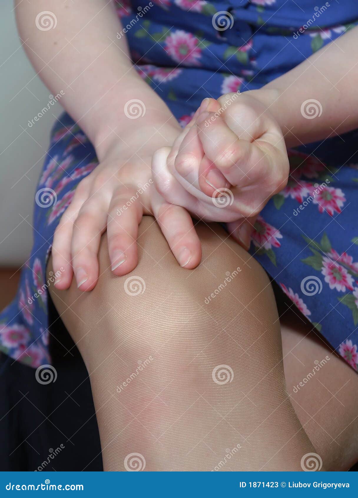 Naked Woman Knees On Pillow 33