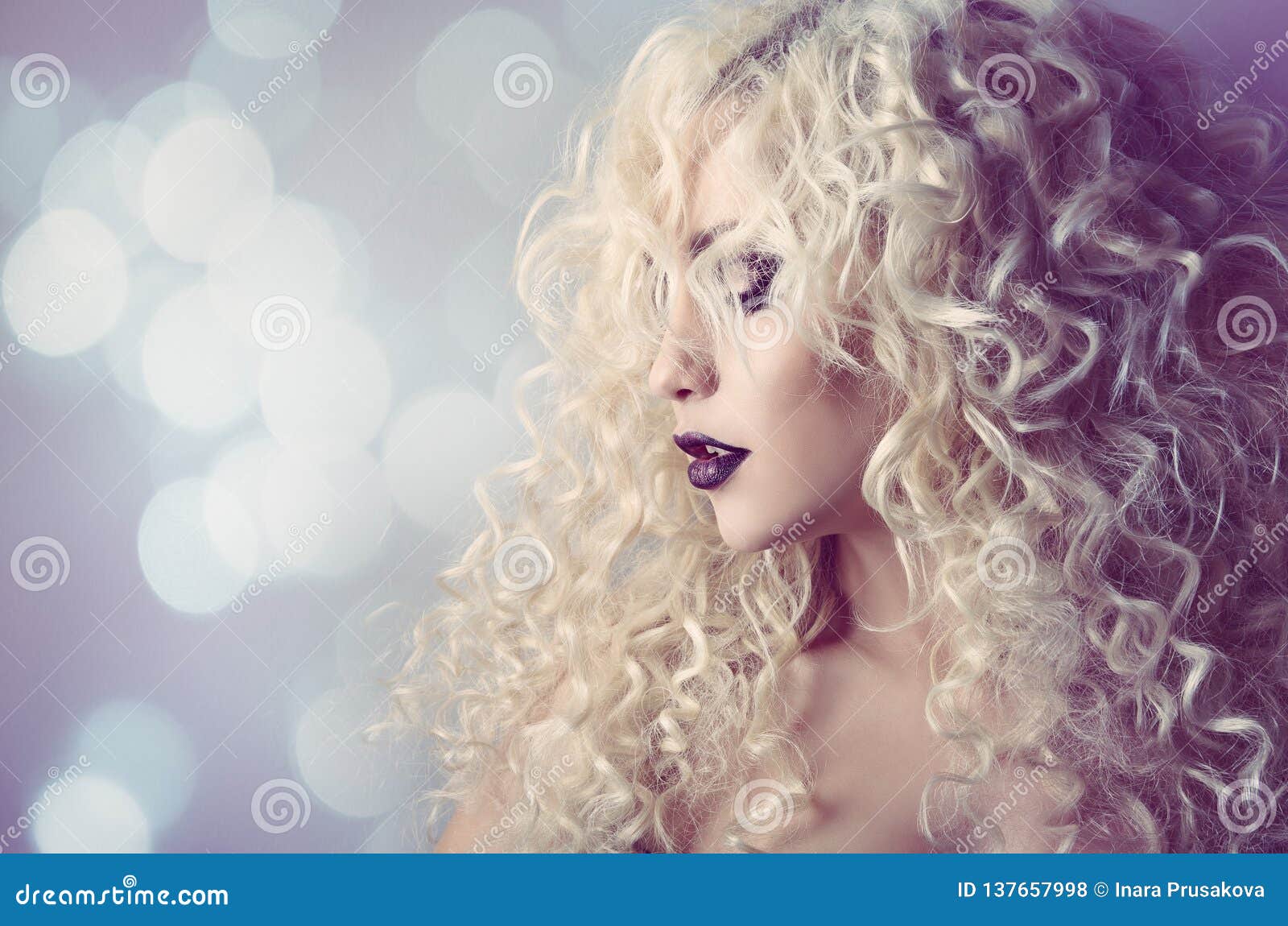 Le Mannequin Curly Hair, Portrait De Beauté De Jeune Femme, Coiffure Se Courbe Photo stock - Image du beauté, élégant: 137657998 Le Mannequin Curly Hair, Portrait De Beauté De Jeune Femme, Coiffure Se Courbe Photo stock - Image du beauté, élégant: 137657998