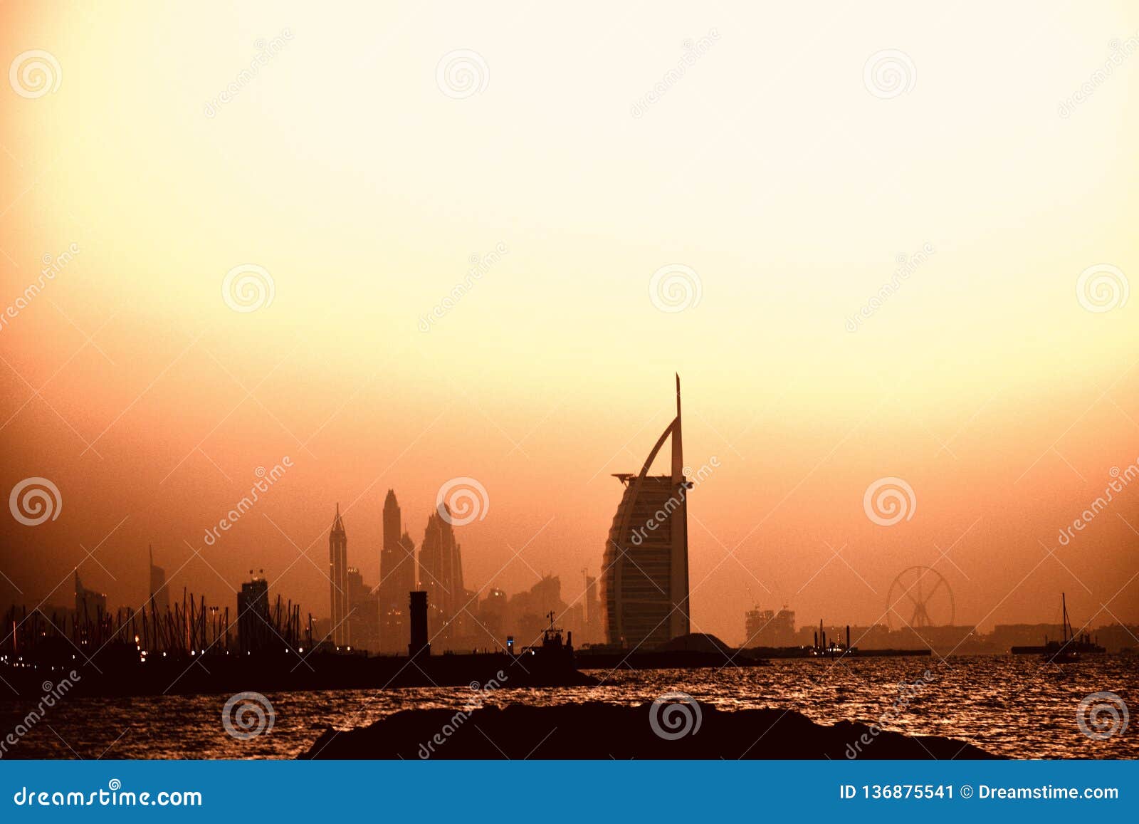 Le Meilleur Coucher Du Soleil Que Vous Verrez Au Dubaï Image