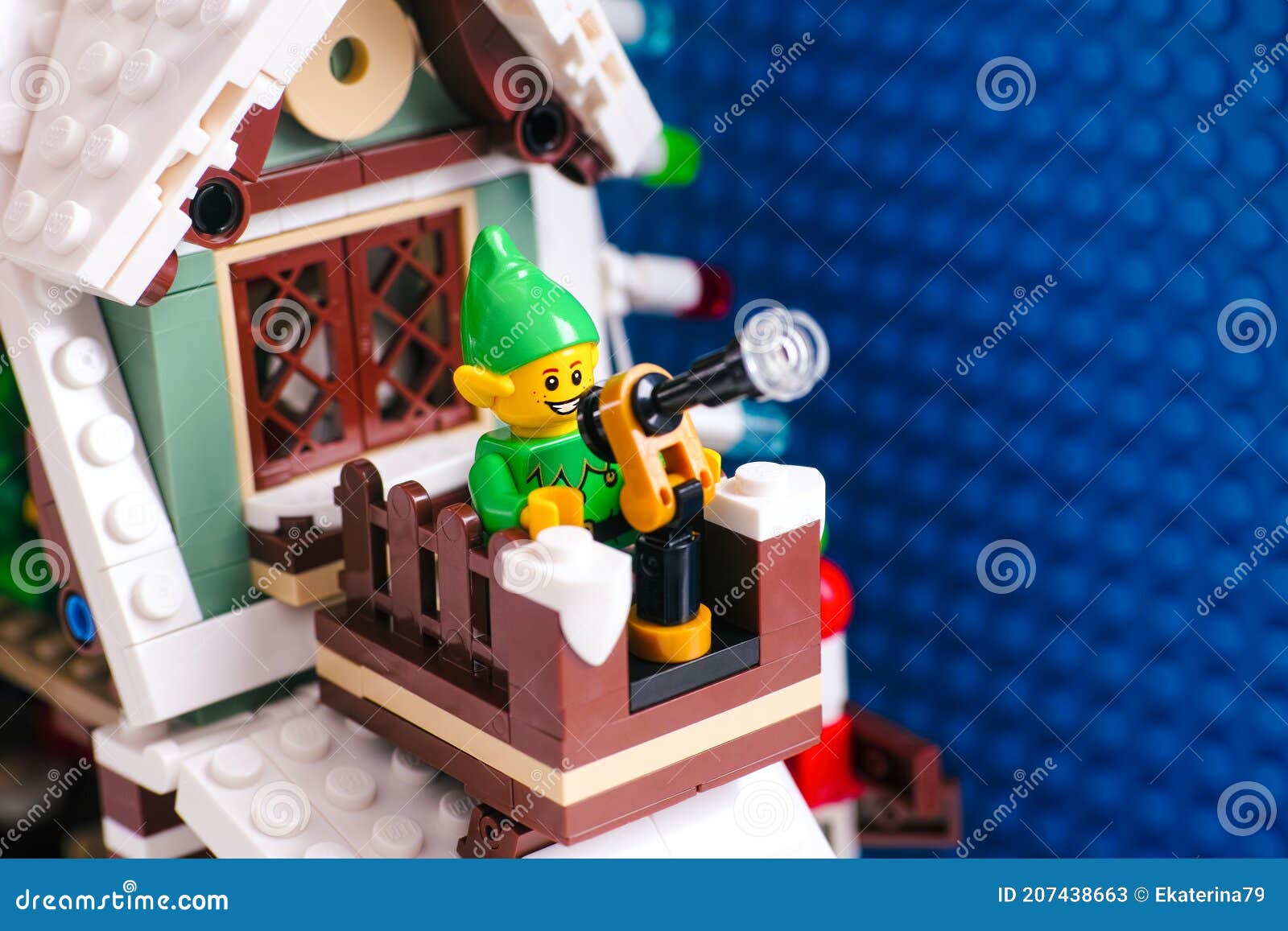 Le Minifigure D'elfe De Lego Utilise Le Télescope Sur Le Toit Pour Suivre  Le Traîneau Du Père Noël Lorsqu'il Décolle Dans Le Ciel Photo stock  éditorial - Image du jouet, fond: 207438663