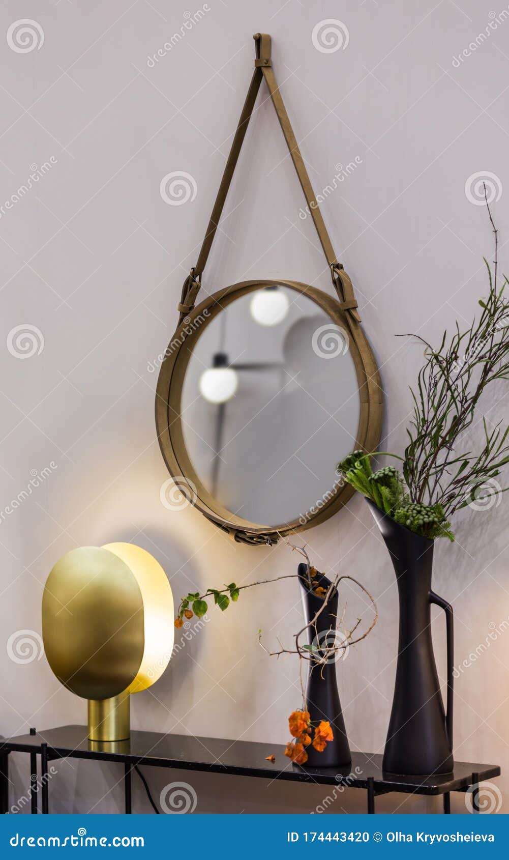 Le Miroir Rond Accroche Sur Une Ceinture En Cuir De Corde Une Coiffeuse  Avec Une Lampe Et Des Vases En or Avec Des Fleurs Photo stock - Image du  mode, fond: 174443420