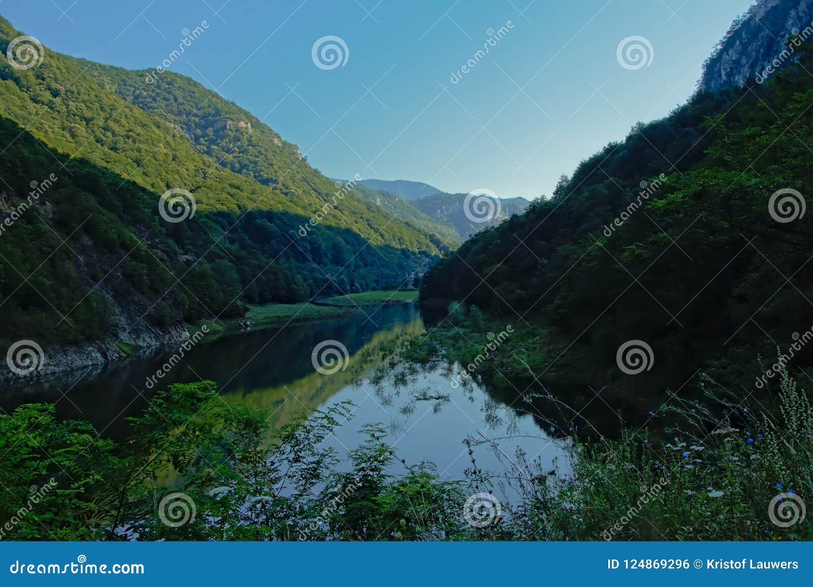 Le montagne rumene medie di Donaus del fiume nel primo mattino si accendono. Montagne medie di Donaus Transylvanian del fiume alla luce ed alle ombre di primo mattino