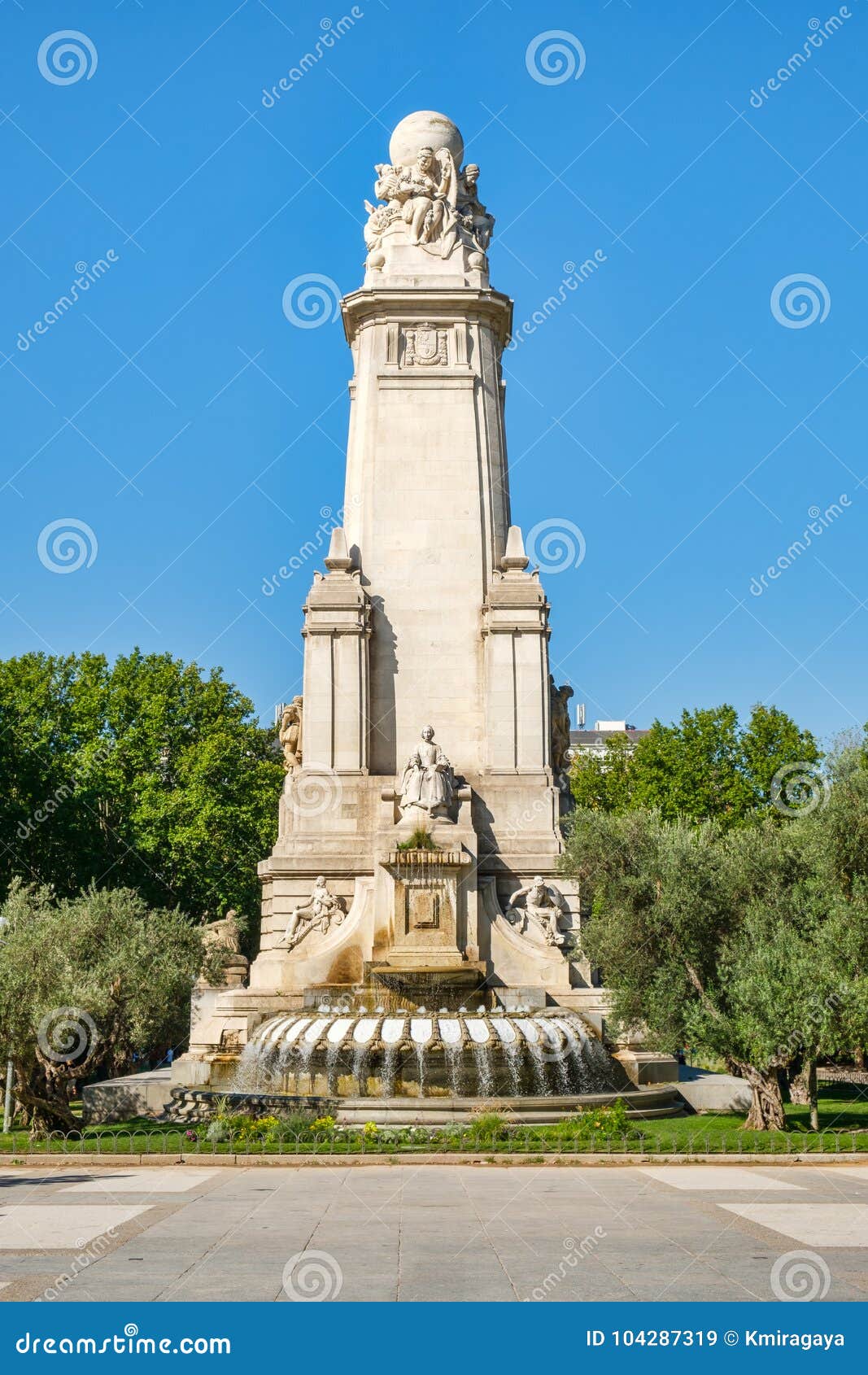 Le Monument A Cervantes A La Place De L Espagne A Madrid Image Stock Image Du Cervantes Espagnol