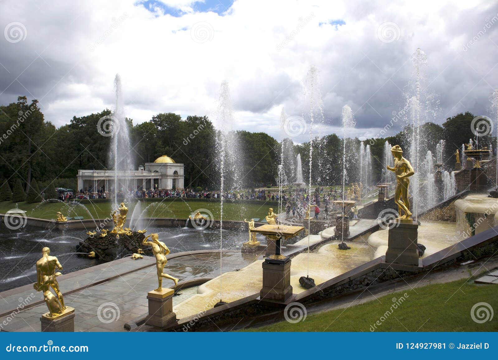 Le mur de l'eau de la fontaine voyage en jet, ensemble baroque de cascade grande dans Peterhof, Russie, points de repère du 18ème siècle