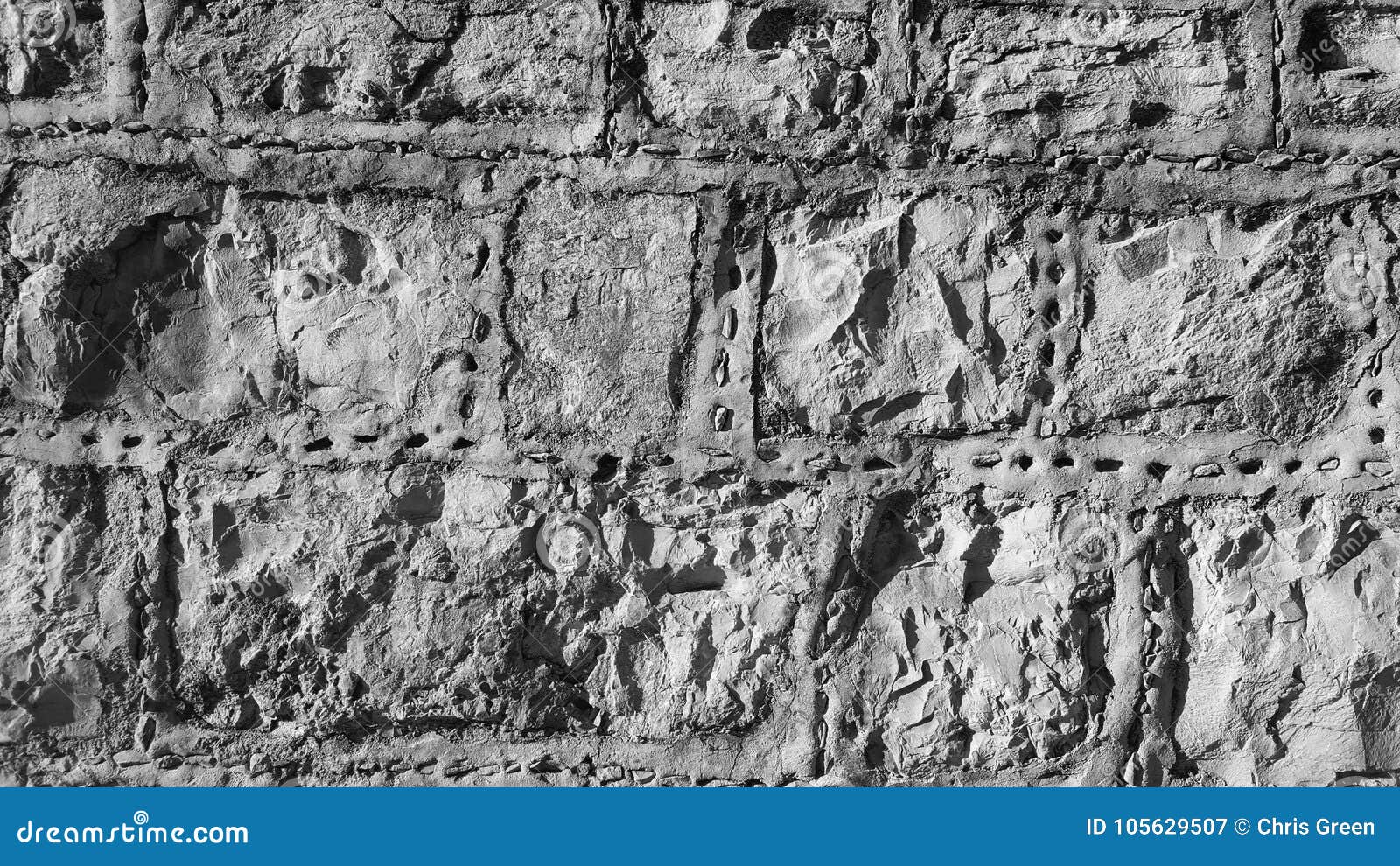 Le mur en pierre avec le pointage et le silex de courroie insère noir et blanc, monochrome