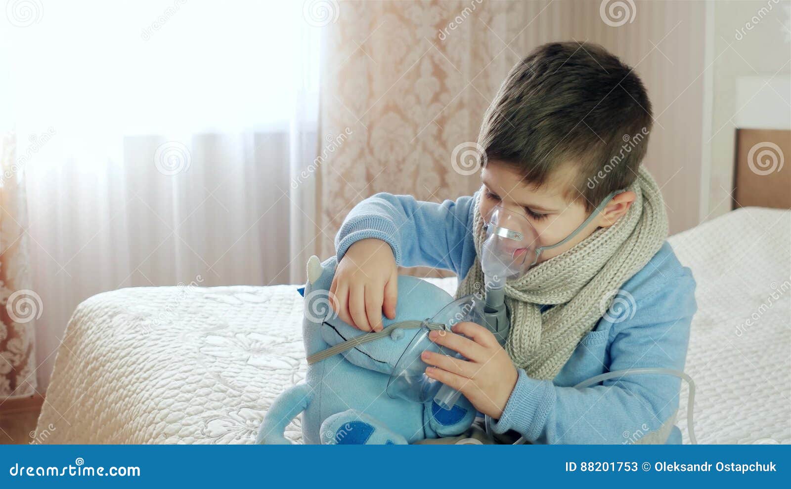Le Nebuliseur Pour L Inhalation Enfant Malade Respire Par Le Nebuliseur Bebe Fait L Inhalation Garcon Avec Un Masque A Oxygene Clips Videos Video Du Masculin Inhalez Le Nebuliseur Pour L Inhalation Enfant Malade Respire Par Le Nebuliseur Bebe Fait L Inhalation Garcon Avec Un Masque A Oxygene Clips Videos Video Du Masculin Inhalez