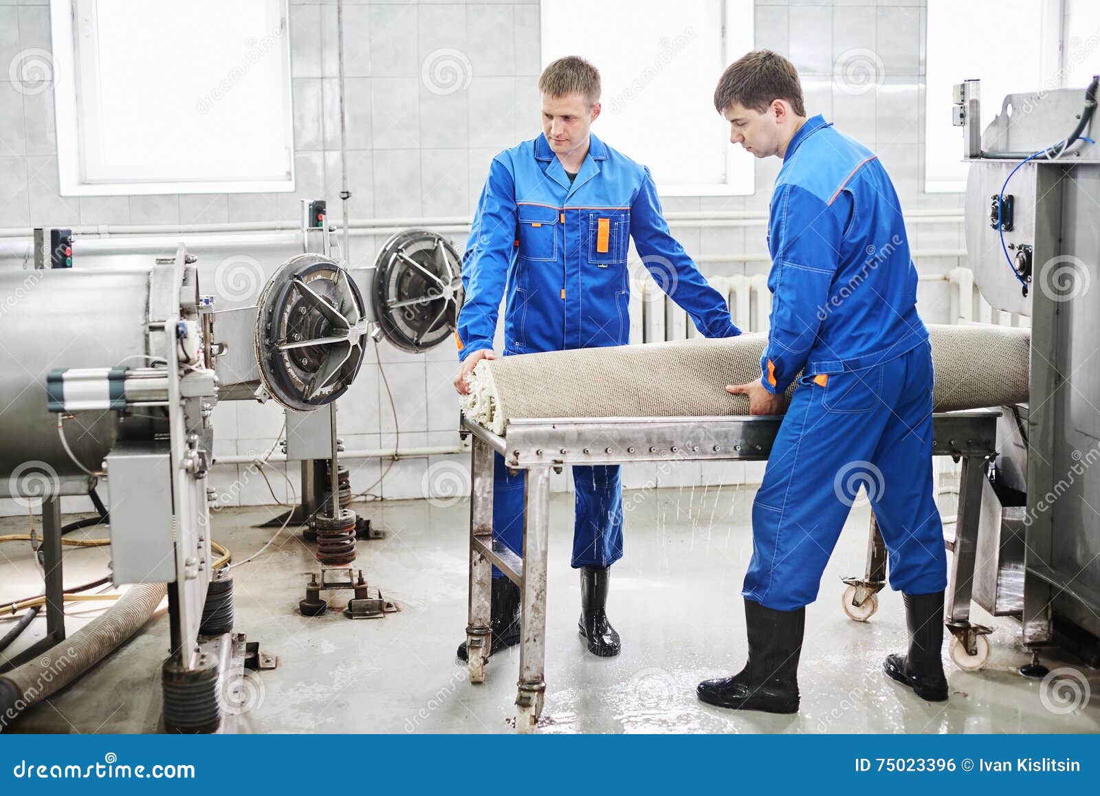 Le Nettoyage De Travailleurs D'hommes Obtiennent Le Tapis D'une Machine à  Laver Automatique Et Le Portent Dans Le Dessiccateur De Photo stock - Image  du obtenez, hommes: 75023396