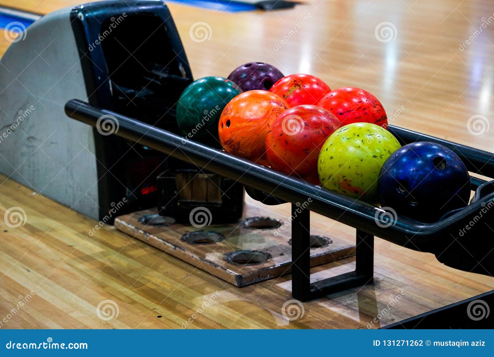 Le palle da bowling. Sette palle da bowling inutilizzate con varietà di colori sulla valle