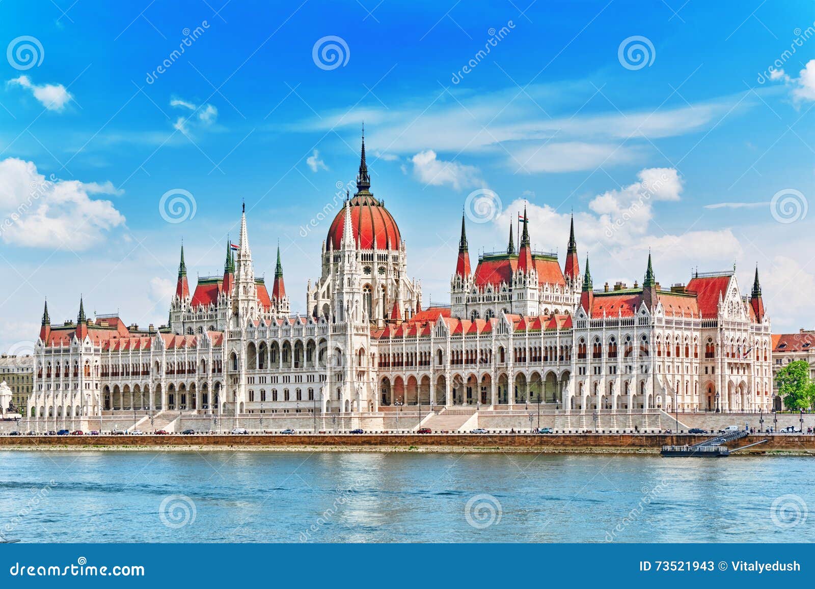 Le Parlement hongrois à la journée La vue de Budapest de Danube les déchirent. Le Parlement hongrois à la journée Vue de Budapest de rive de Danube hungary