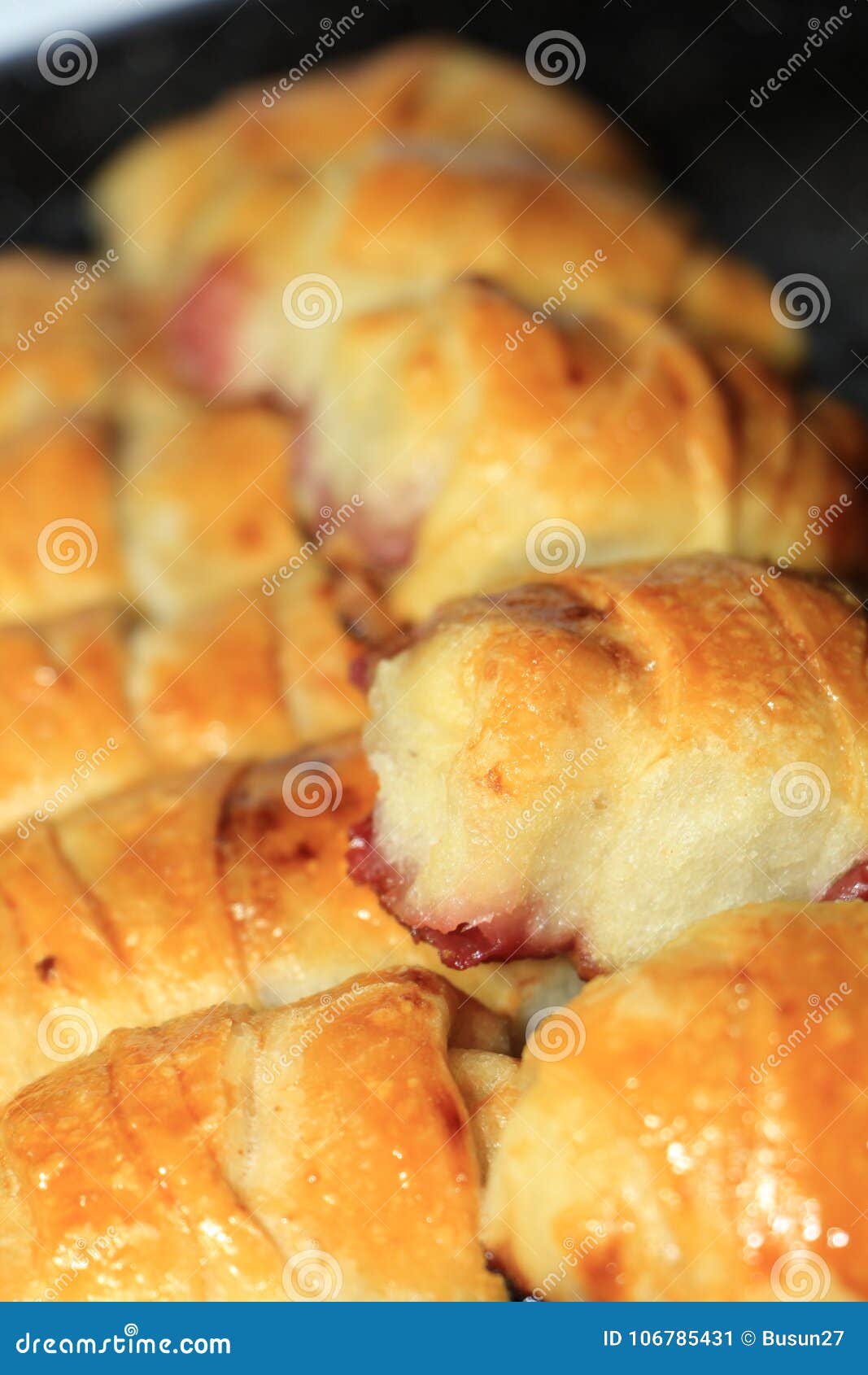 Le pasticcerie casalinghe con una prima colazione di riempimento è di che cosa avete bisogno per un buon giorno. Dolci casalinghi con compilare i moduli per cuocere fatto a mano per la famiglia e le festività amichevoli