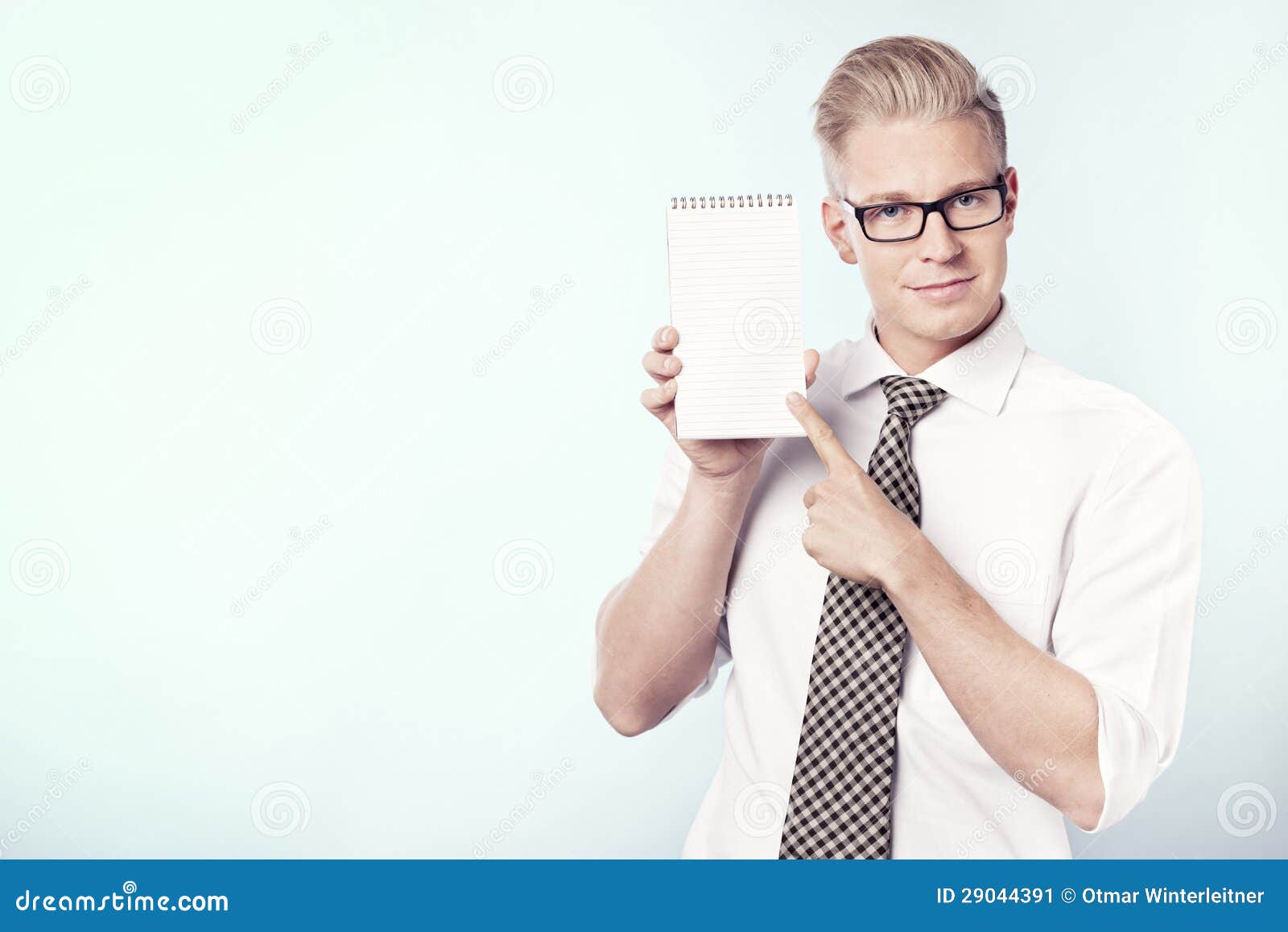 Le peka för affärsman fingrar på den tomma anteckningsboken. Vänligt ungt peka för affärsman fingrar på den tomma anteckningsboken med utrymme för text som isoleras.
