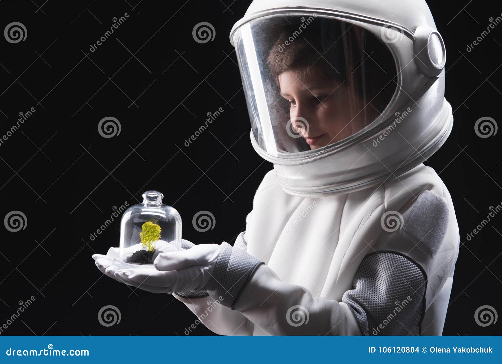 Photo de stock L'enfant est habillé d'un casque astronaute