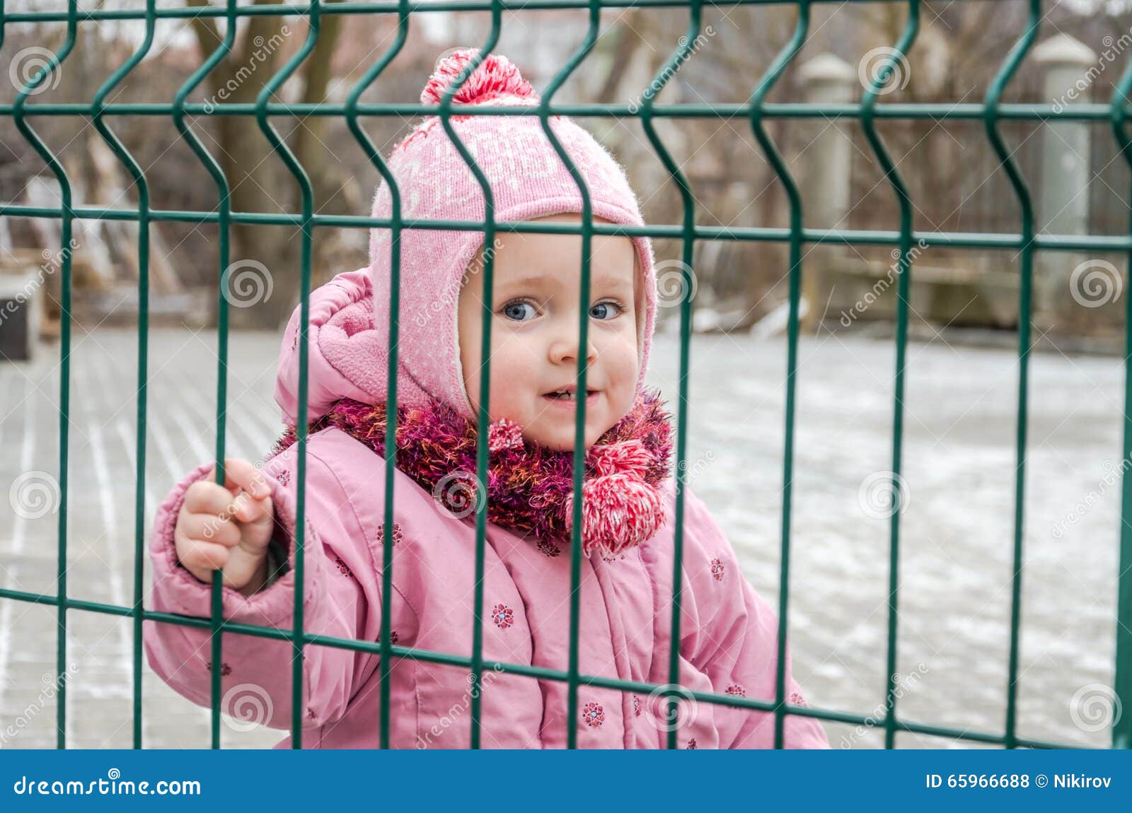 Le Petit Beau Bebe De Fille Derriere La Barriere Grille A Ferme A Clef Dans Un Chapeau Et Une Veste Avec Emotion Triste Sur Son Photo Stock Image Du Filet Prison