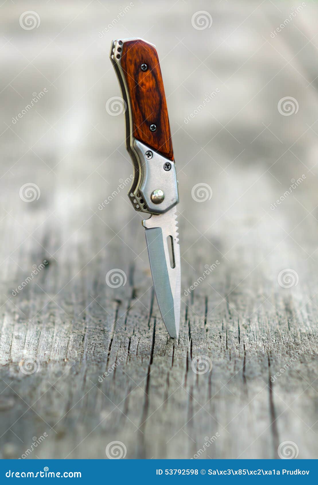 Le Petit Couteau De Poche a Poignardé Dans La Table En Bois Photo stock -  Image du mortel, wooden: 53792598