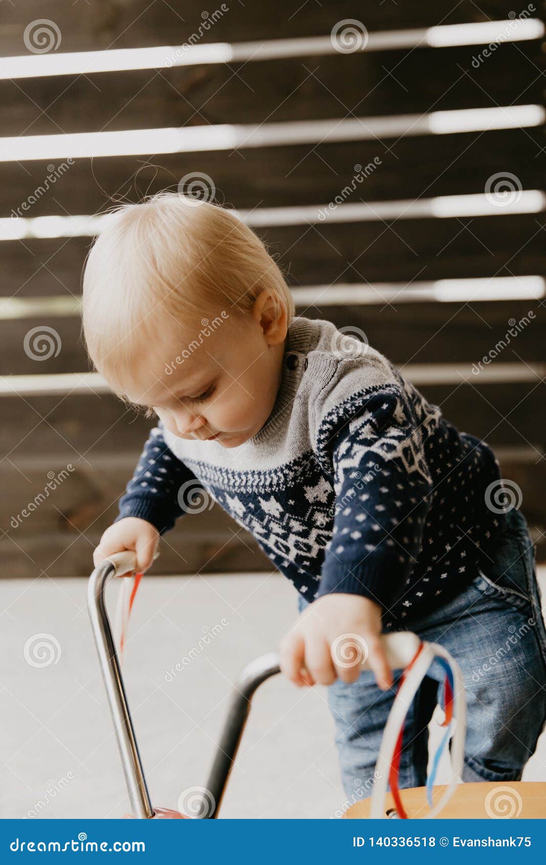 Le Petit Enfant Blond Mignon Adorable Precieux De Garcon D Enfant En Bas Age De Bebe Jouant Dehors Sur Toy Bicycle Scooter Mobile Photo Stock Image Du Vinsses Velo Le Petit Enfant Blond Mignon Adorable Precieux De Garcon D Enfant En Bas Age De Bebe Jouant Dehors Sur Toy Bicycle Scooter Mobile Photo Stock Image Du Vinsses Velo