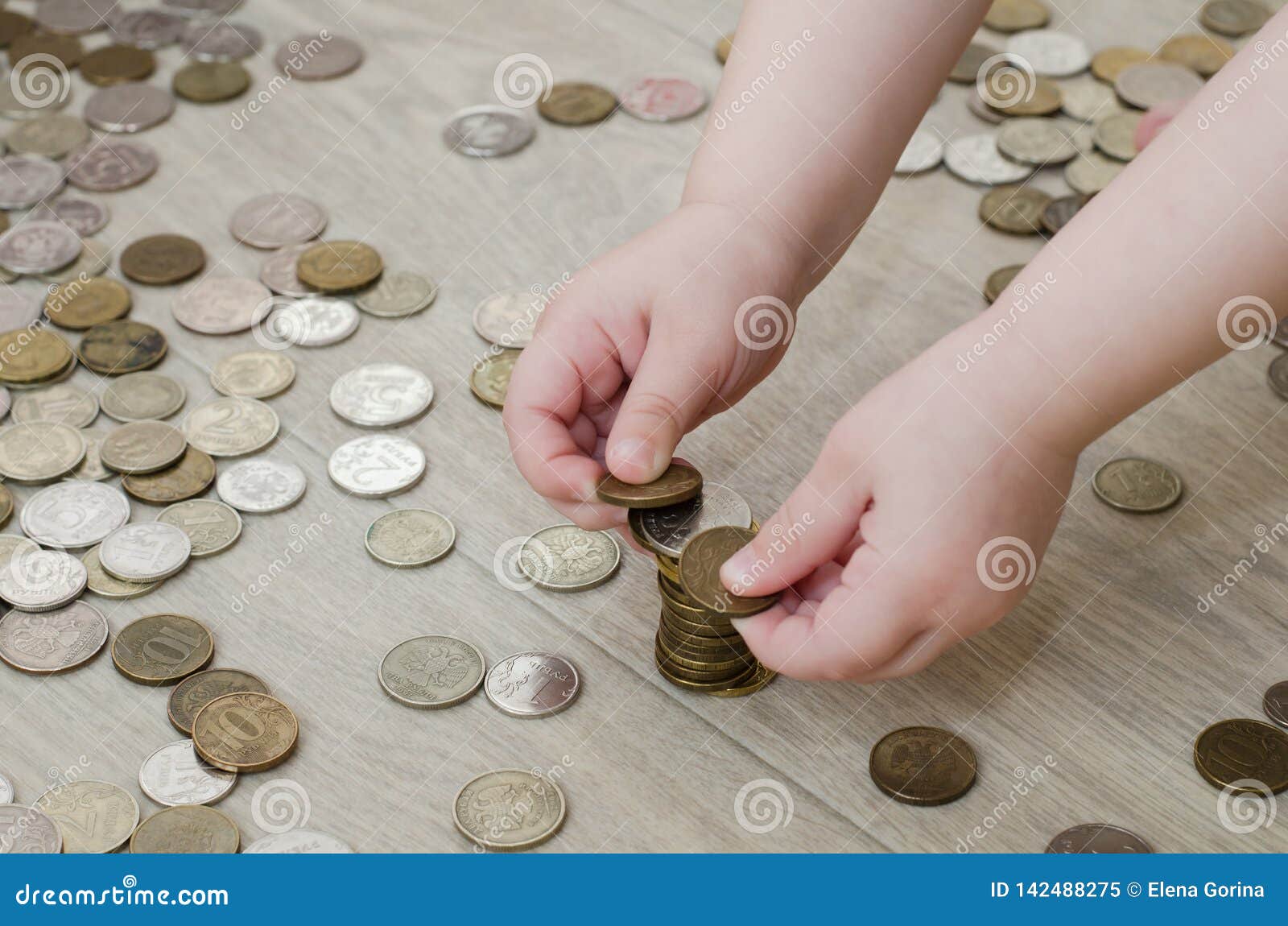 Le Petit Enfant Compte Les Pièces De Monnaie Image stock - Image du compte,  argent: 142488275