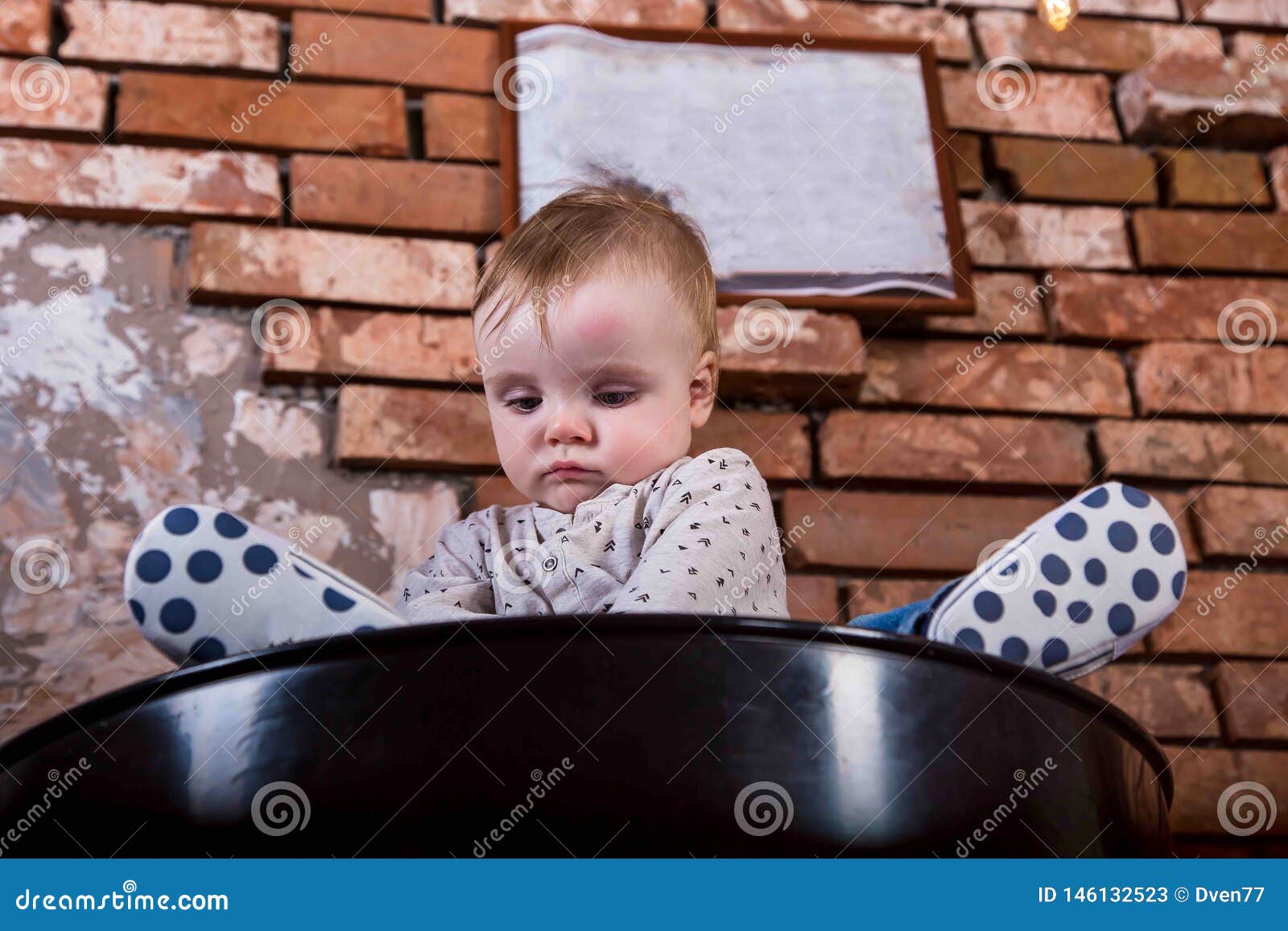 Le Petit Enfant Triste S Assied Sur Un Bebe Garcon De Baril De Fer Sur Le Fond D Un Mur De Briques Sur Lequel Accroche Un Cadre V Image Stock Image Du Vide Le Petit Enfant Triste S Assied Sur Un Bebe Garcon De Baril De Fer Sur Le Fond D Un Mur De Briques Sur Lequel Accroche Un Cadre V Image Stock Image Du Vide