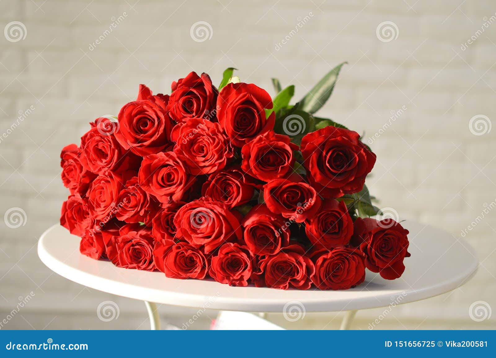 Le Petit Garçon Avec Un Grand Bouquet Des Fleurs Image stock - Image du  beauté, mère: 151656725