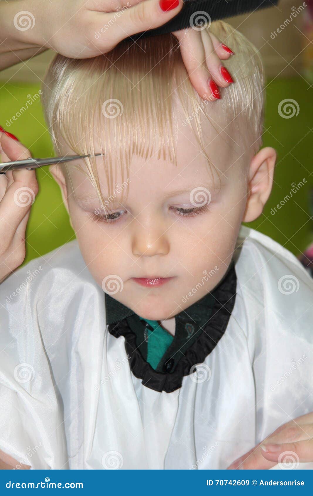 Le Petit Garcon Blond A Coupe Leurs Cheveux Dans Un Coiffeur D Enfants Image Stock Image Du Gens Beaute Le Petit Garcon Blond A Coupe Leurs Cheveux Dans Un Coiffeur D Enfants Image Stock Image Du Gens Beaute