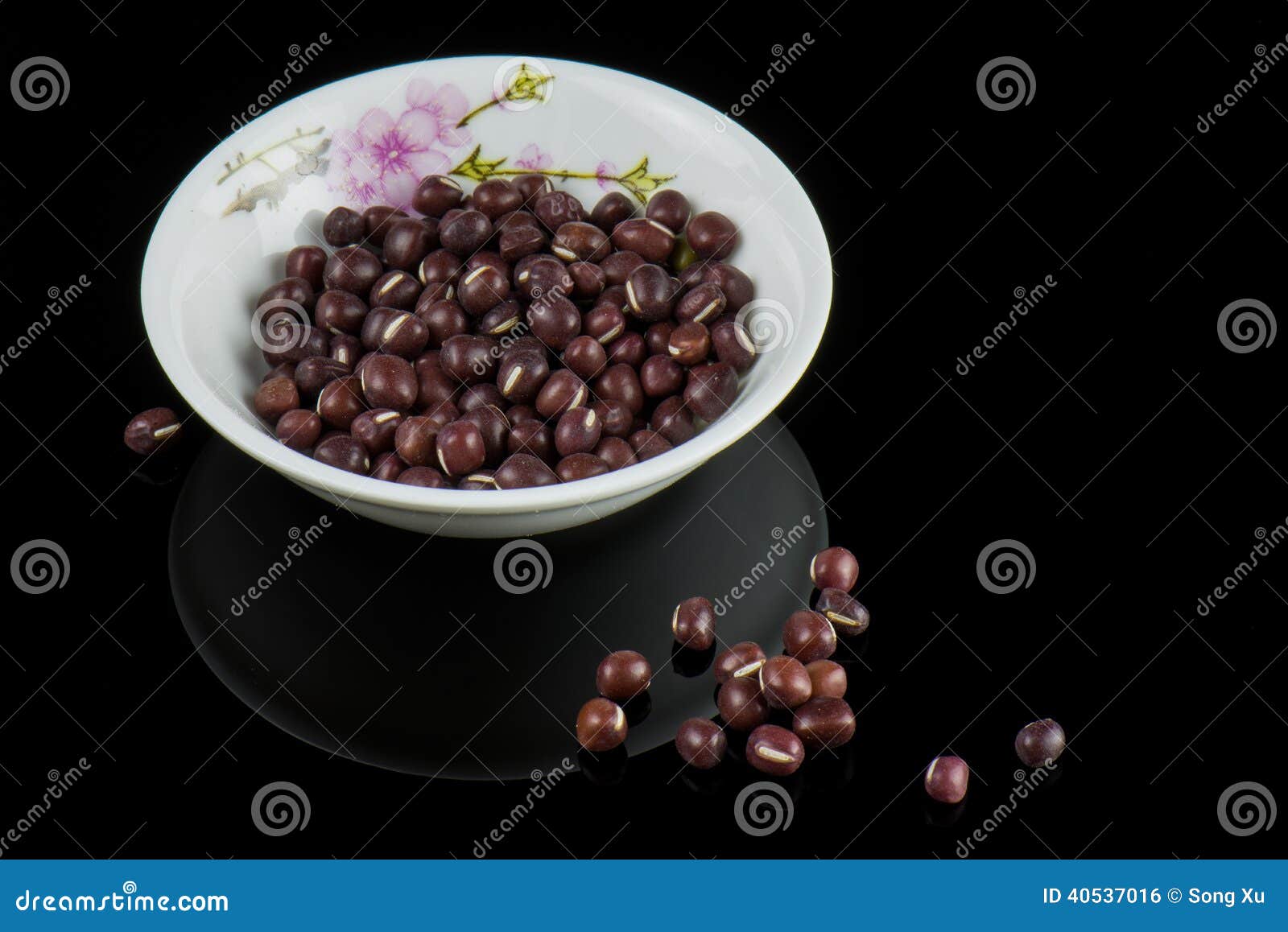 Le petit haricot rouge photo stock. Image du rouge, blanc 40537016