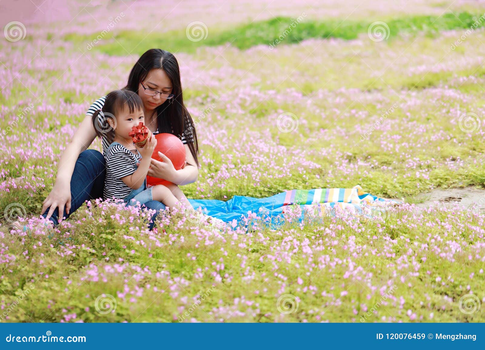 Le Petits Sourire Et Jeu Mignons Heureux De Bebe Montent En Ballon Avec La Mere La Maman Raconte L Histoire A Sa Fille Dans Une Image Stock Image Du Bonheur Ballon Le Petits Sourire Et Jeu Mignons Heureux De Bebe Montent En Ballon Avec La Mere La Maman Raconte L Histoire A Sa Fille Dans Une Image Stock Image Du Bonheur Ballon