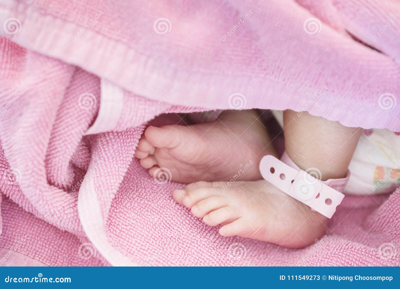 Le Pied De Plan Rapproche Du Bebe Avec L Etiquette Nouveau Nee De Cheville Sur Le Lit Dans L Hopital A Donne Au Fond Une Consista Image Stock Image Du Clinique Concept Le Pied De Plan Rapproche Du Bebe Avec L Etiquette Nouveau Nee De Cheville Sur Le Lit Dans L Hopital A Donne Au Fond Une Consista Image Stock Image Du Clinique Concept