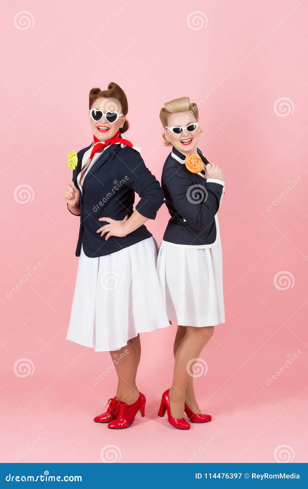 Le Pin Up Souri Heureux A Denomme La Fille L Hotesse De L Air Heureuse Invitent A Aerer Image Stock Image Du Grand Jupes
