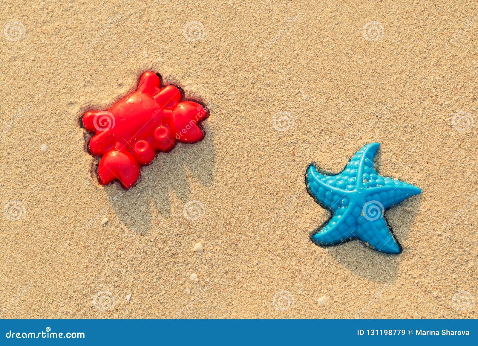 Le Plastique A Colore Des Formes Pour Le Jeu D Enfants Avec Le Sable Sur La Plage Le Plastique De Bebe Moule Se Situer Dans Le Sa Image Stock Image Du Sable Le Plastique A Colore Des Formes Pour Le Jeu D Enfants Avec Le Sable Sur La Plage Le Plastique De Bebe Moule Se Situer Dans Le Sa Image Stock Image Du Sable