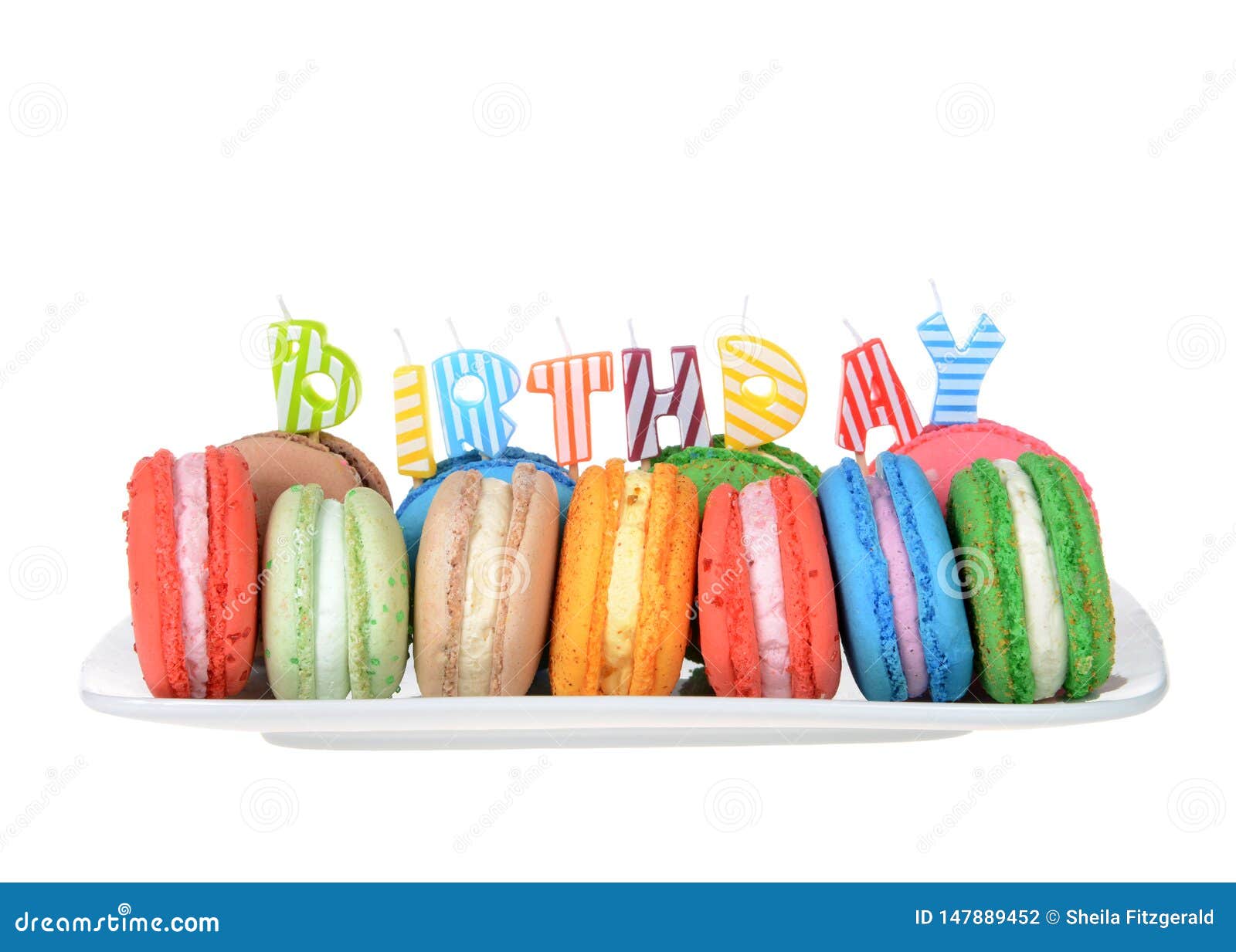 Le Plat De Fete D Anniversaire De Biscuits De Macaron A Isole Photo Stock Image Du Fete Macaron