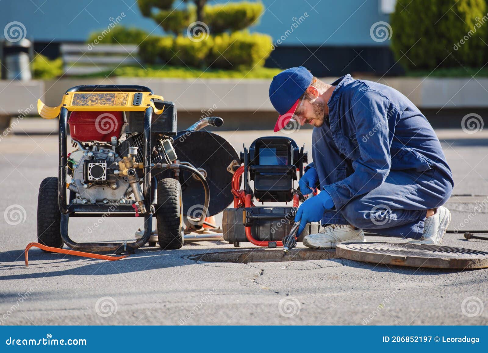 Le Plombier S'apprête à Régler Le Problème Dans Les égouts Avec La Caméra  Portative Pour L'inspection De Tuyaux Et D'autres Travau Image stock -  Image du personne, mécanicien: 206852197