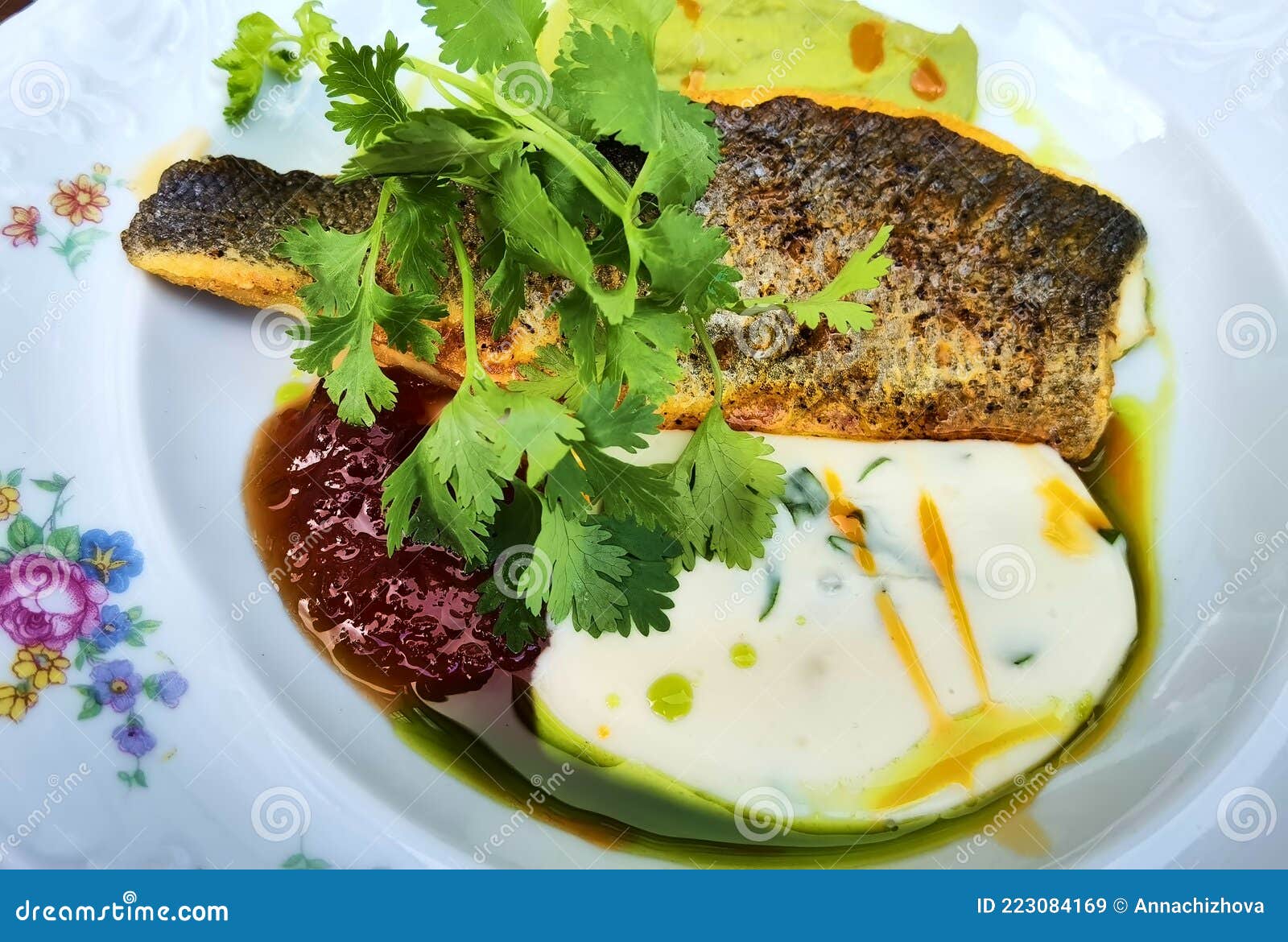 Le Poisson Dorado Servi Sur La Table Du Restaurant Image stock Image