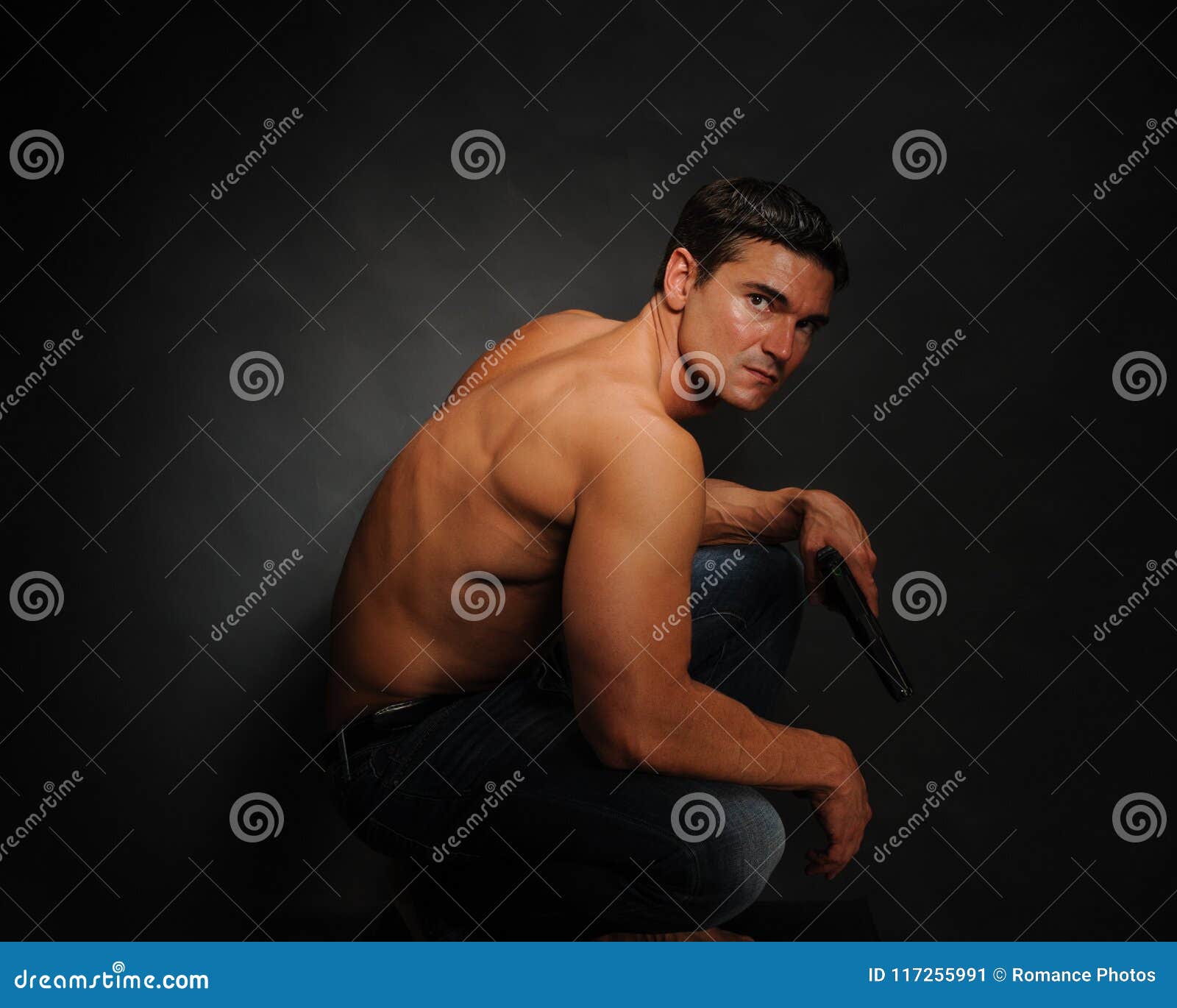 Le Pose Sexy Dell Uomo Per La Macchina Fotografica Immagine Stock Immagine Di Caldo Divine
