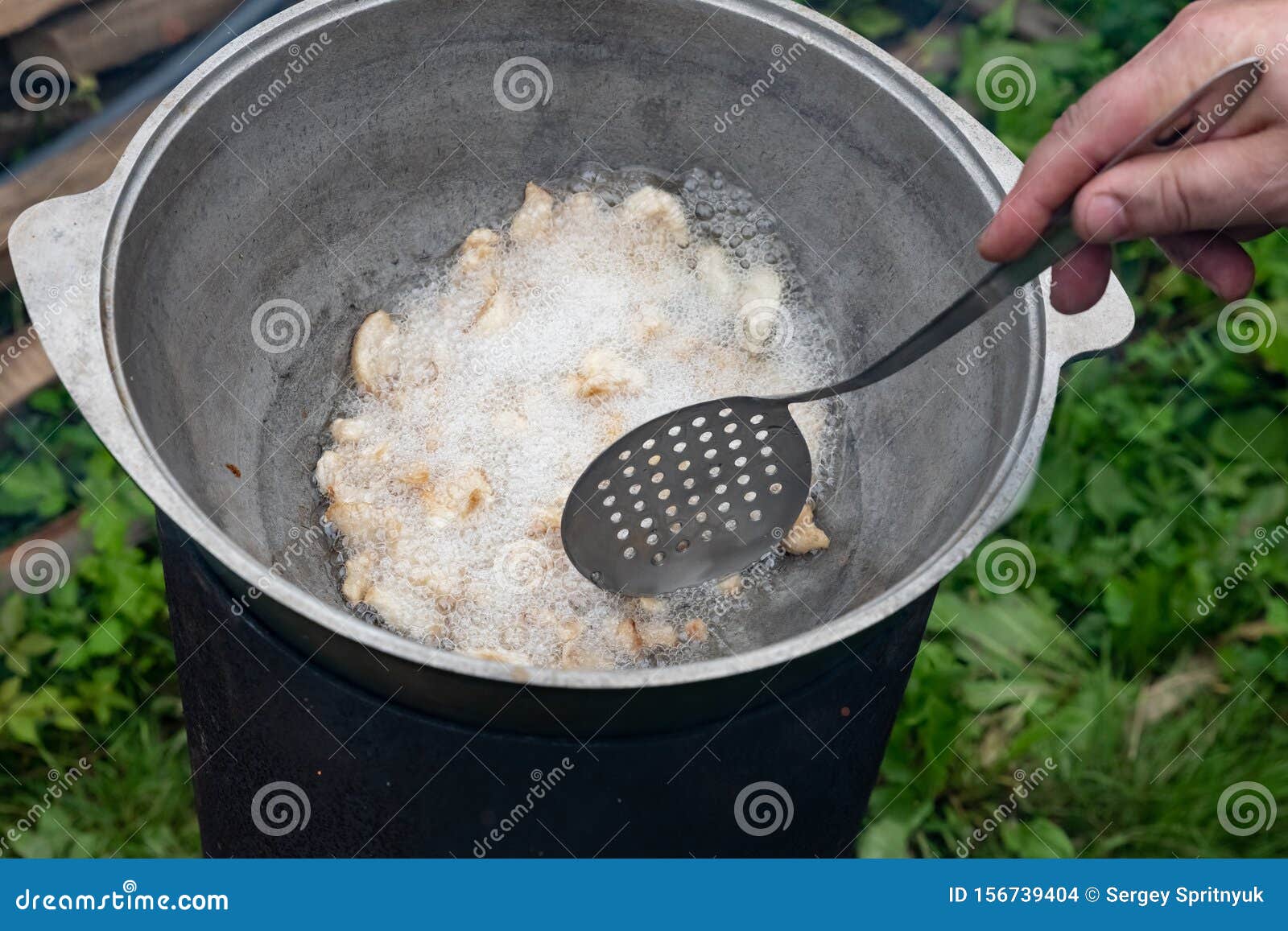 Le Processus De Cuisson Du Pilaf Dans Un Chaudron Photo stock Image