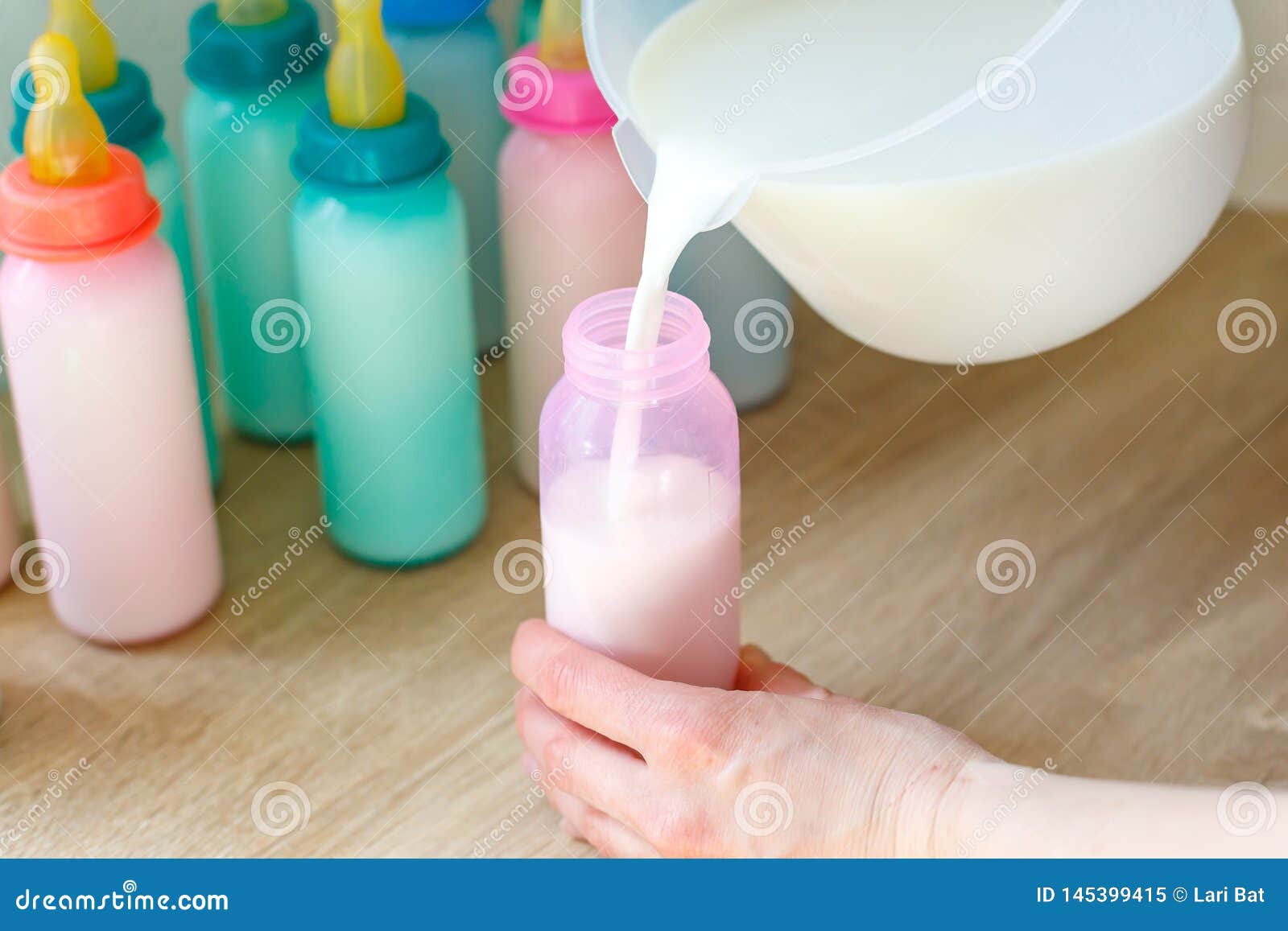 Le Processus De Verser Le Lait Dans Une Bouteille Sur Le Fond Des Bouteilles Déjà Pleines Avec