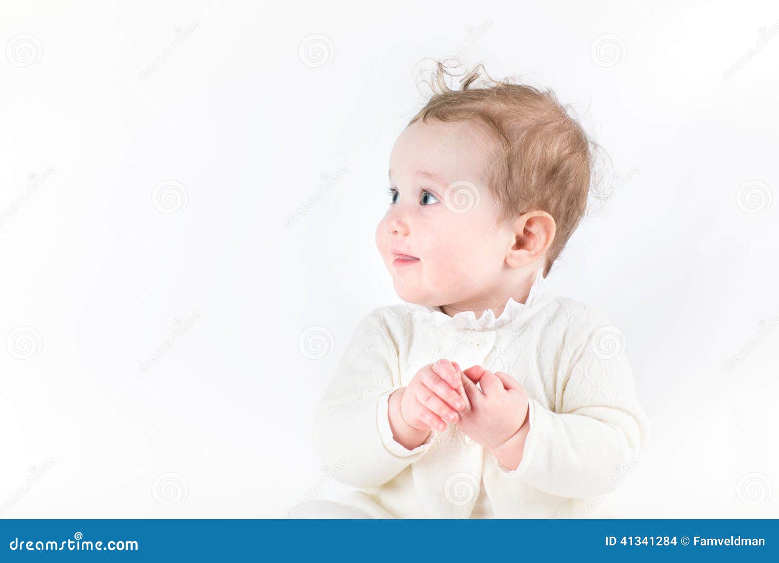 Le Profil D Un Bebe Mignon Dans Un Blanc A Tricote Le Cardigan Photo Stock Image Du Verticale Heureux Le Profil D Un Bebe Mignon Dans Un Blanc A Tricote Le Cardigan Photo Stock Image Du Verticale Heureux