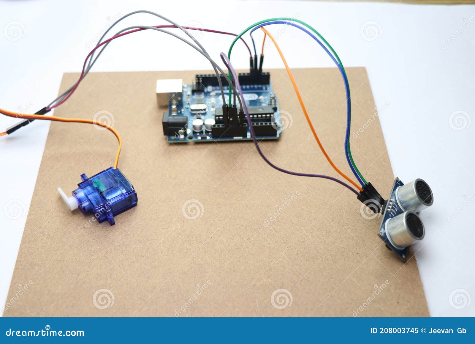 Le Projet De L'ONU D'arduino a Fabriqué à Partir Du Micro D'asservissement  Et Du Capteur à Ultrasons Reliés Par Des Fils De Jumper Image stock - Image  du projet, micro: 208003745