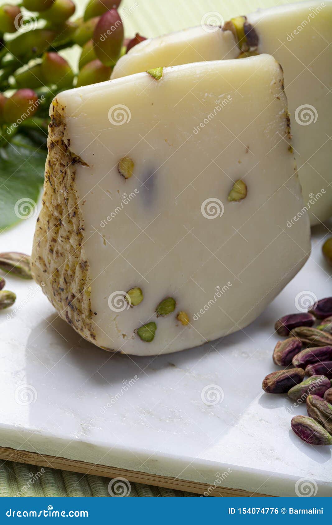 Le Provolone Ou Le Fromage Italien De Provola Fabriqué En Sicile Avec Les  Pistaches Vertes Savoureuses De Bronte a Servi Sur La F Photo stock - Image  du morceau, vert: 154074776