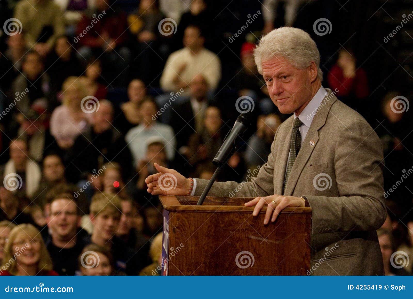 Le Président Bill Clinton se rassemblant pour le candidat présidentiel Democratic Hillary Rodham Clinton.