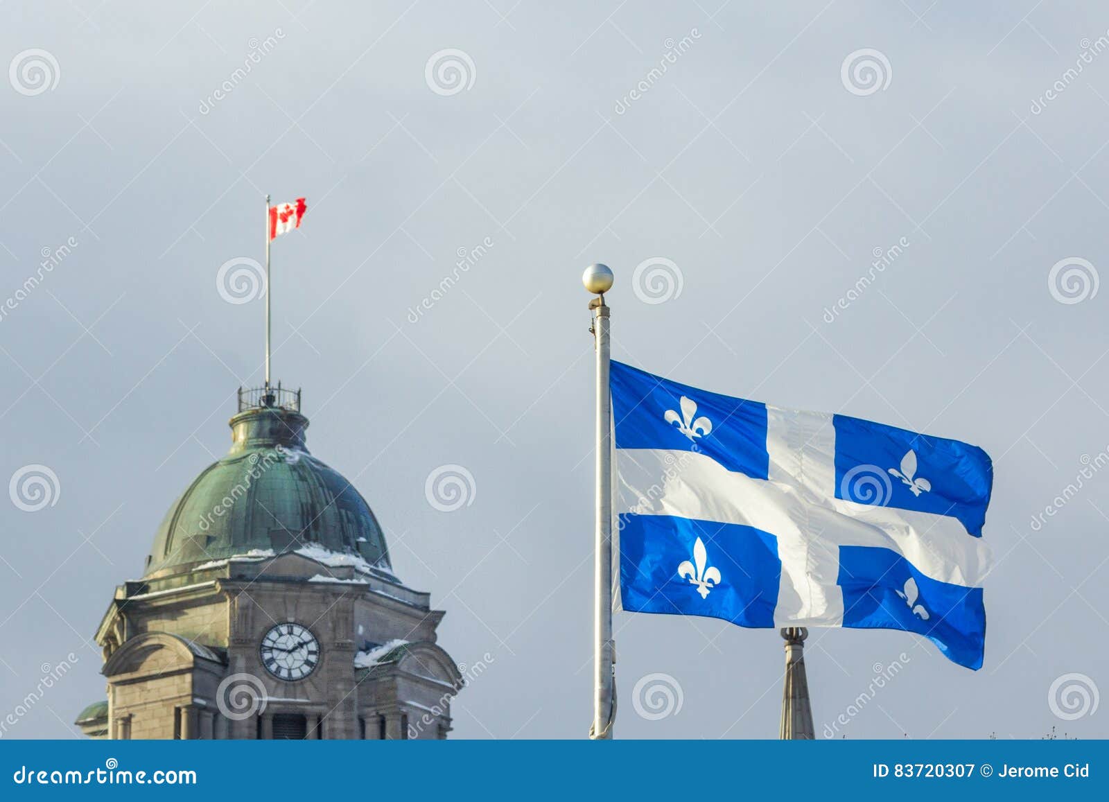Le Québec Et Les Drapeaux Canadiens à Québec, QC, Canada Image stock