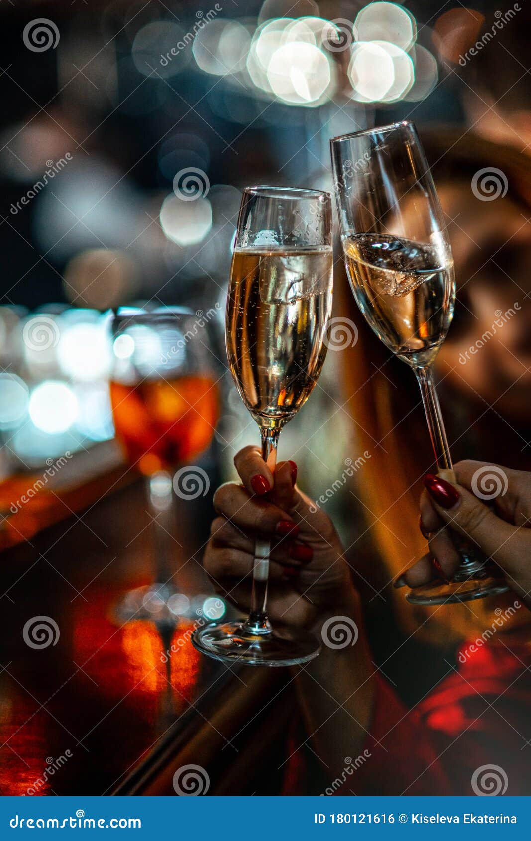 Le Ragazze Al Bar Chiudono I Bicchieri Con Vino Spumante Stimolare Bicchieri  Di Champagne Con Amici L'atmosfera Di Un Night Club Fotografia Stock -  Immagine di congratulazione, casuale: 180121616