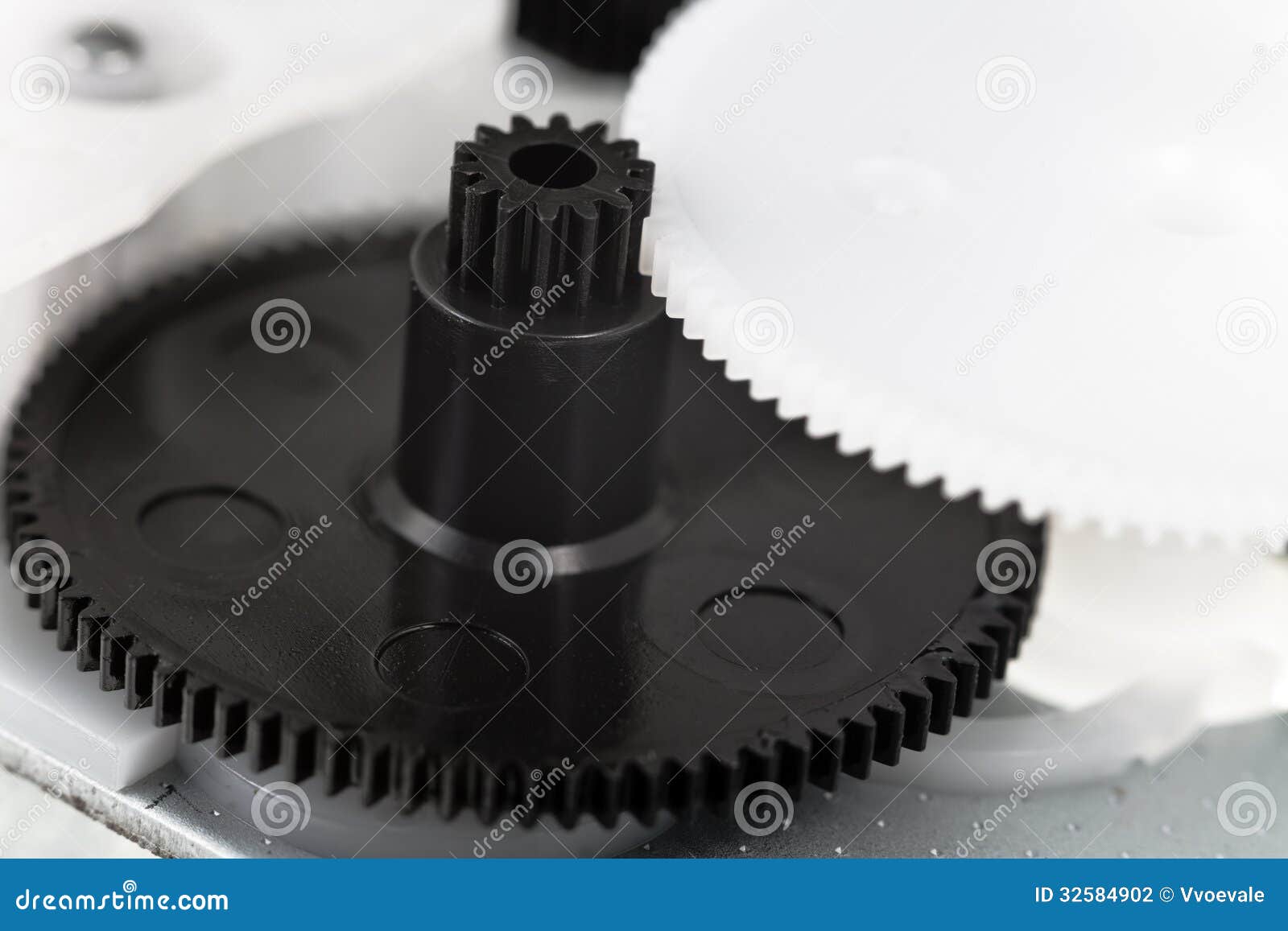 Ingranaggi E Ruote Dentate Di Plastica Bianchi Su Fondo Nero Fotografia - Foto 11
