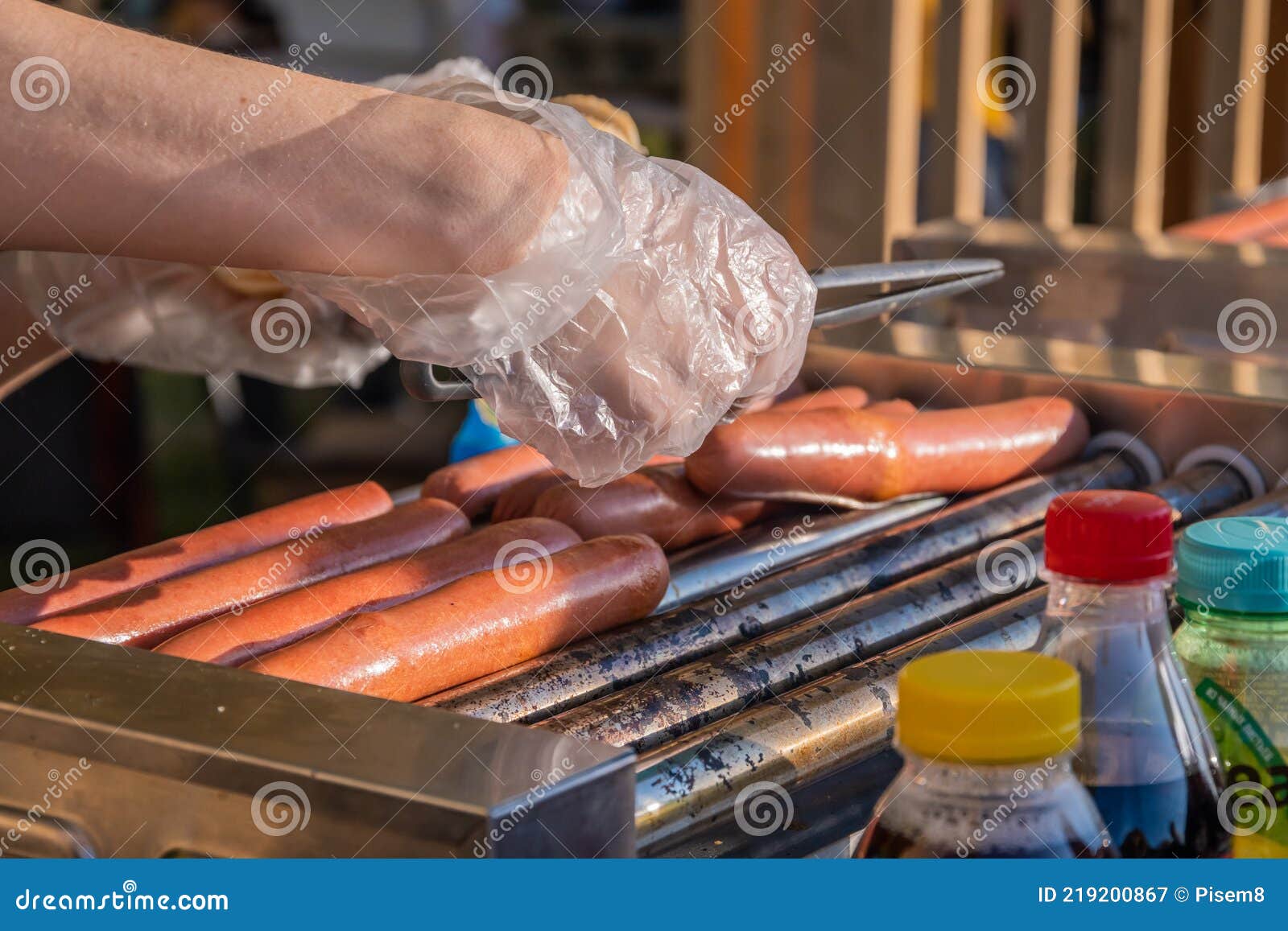Le Salsicce Sono Fritte Su Una Macchina Per Cucinare a Rotazione Immagine  Stock - Immagine di carne, caldo: 219200867