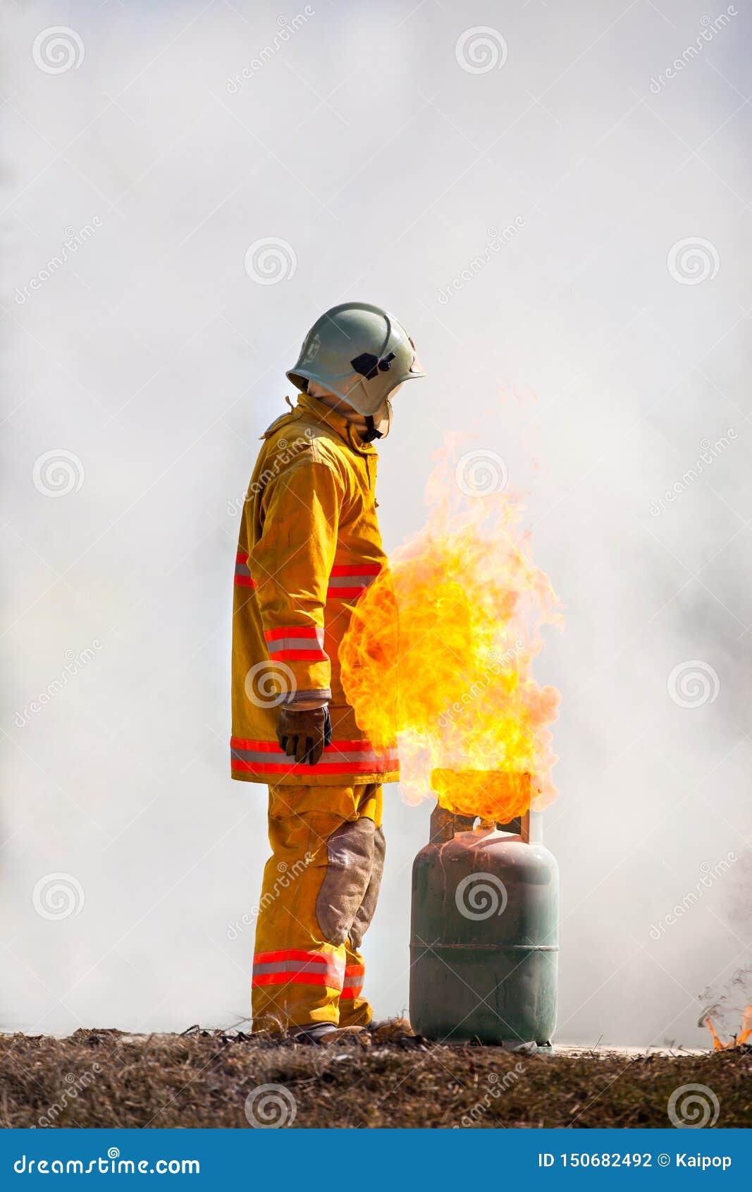 Le Sapeur-pompier Avec Le Feu Et Le Costume Pour Prot?gent Le Pompier Pour  Les Sapeurs-pompiers S'exer?ants Photo stock - Image du homme, équipe:  150682492