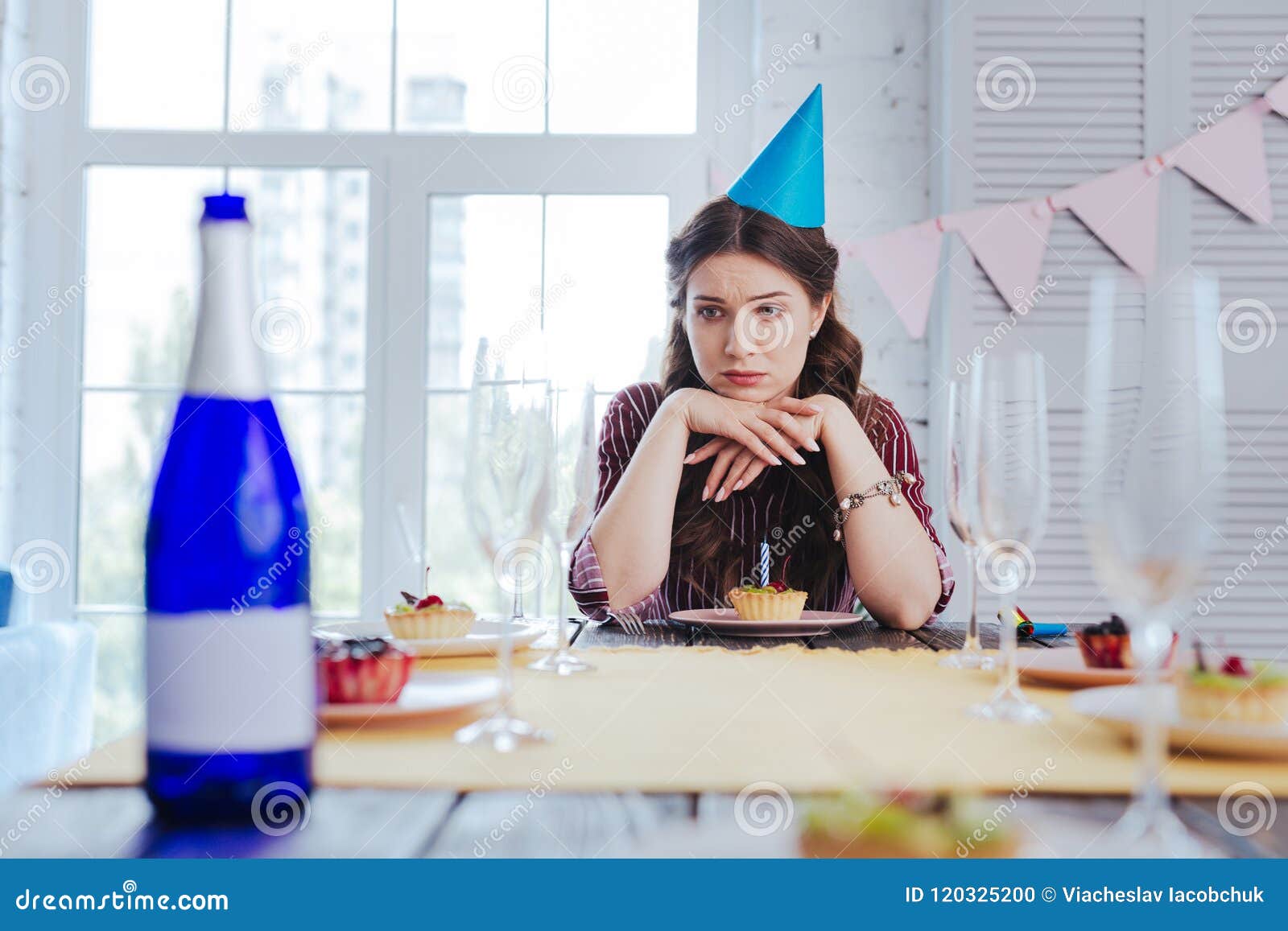 Le Sentiment De Femme D Anniversaire A Ennuye Attendre Ses Invites Photo Stock Image Du Anniversaire Attendre Le Sentiment De Femme D Anniversaire A Ennuye Attendre Ses Invites Photo Stock Image Du Anniversaire Attendre