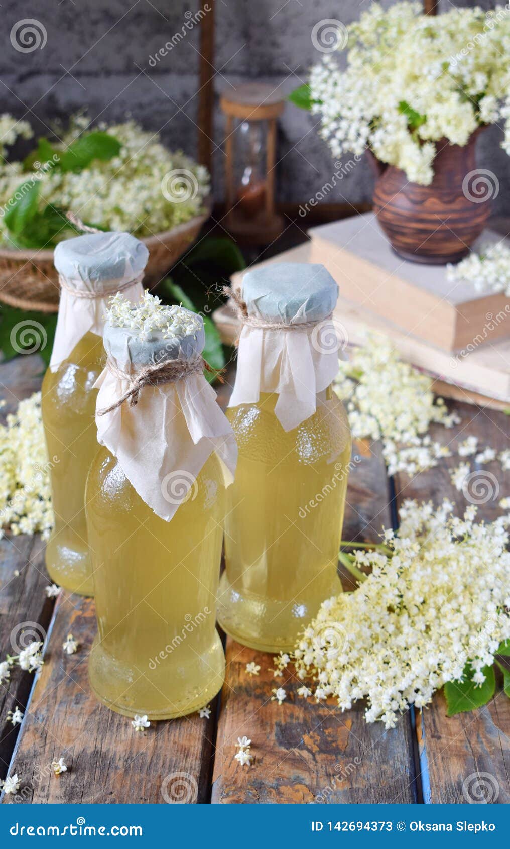 Le Sirop Et La Fleur Cordiaux De Fleur De Sureau Fleurissent