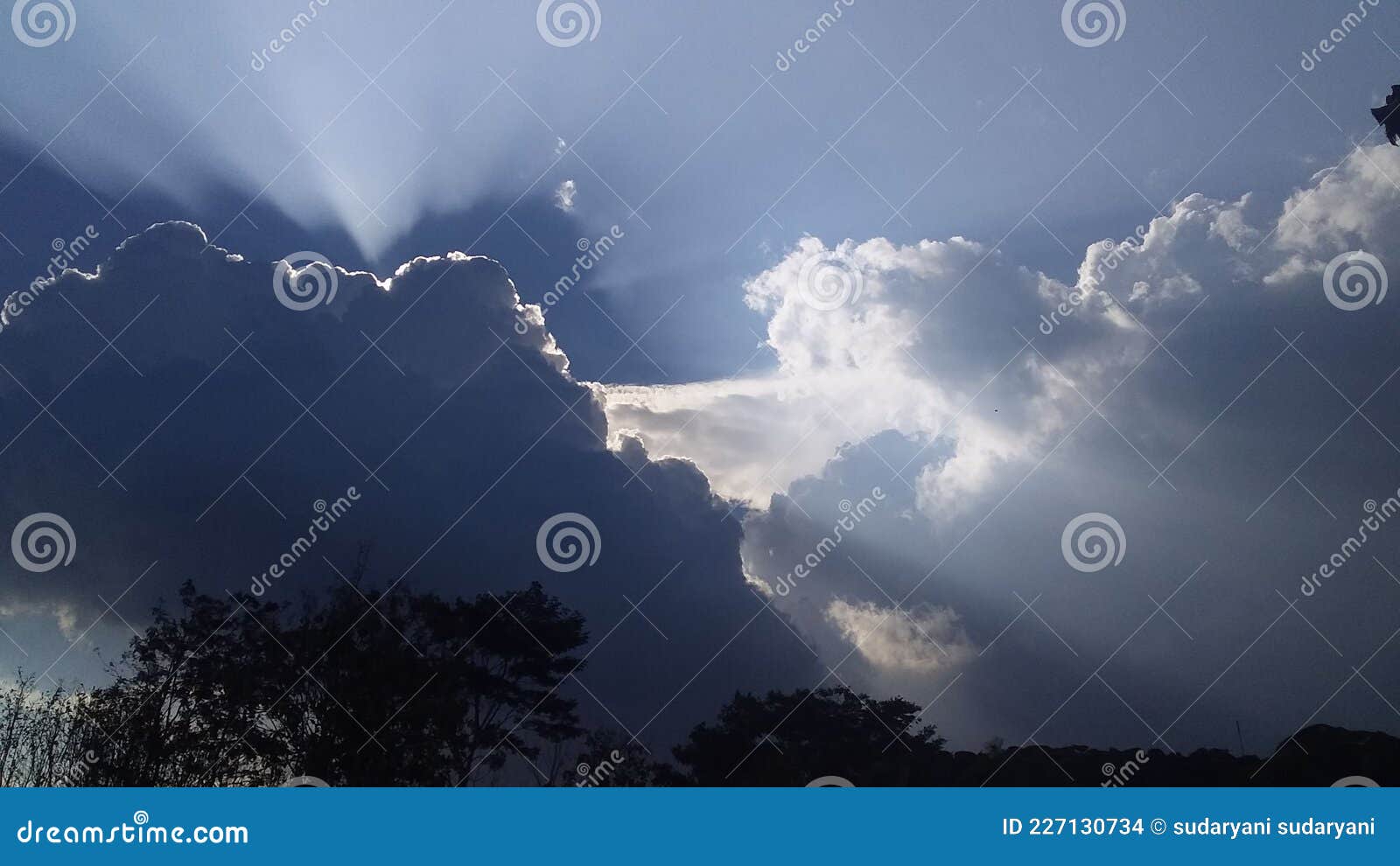 Le Soleil Se Cache Derrière Les Nuages Photo stock - Image du onde, foudre:  227130734