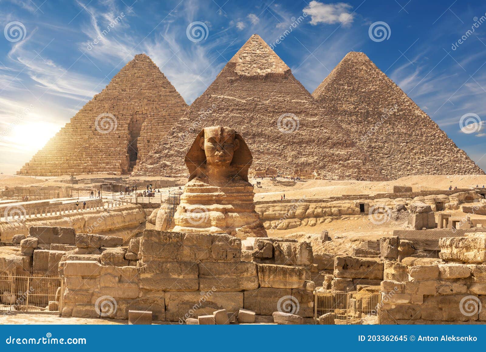 Le Sphinx Et Les Grandes Pyramides De Gizeh Près Des Ruines D'un