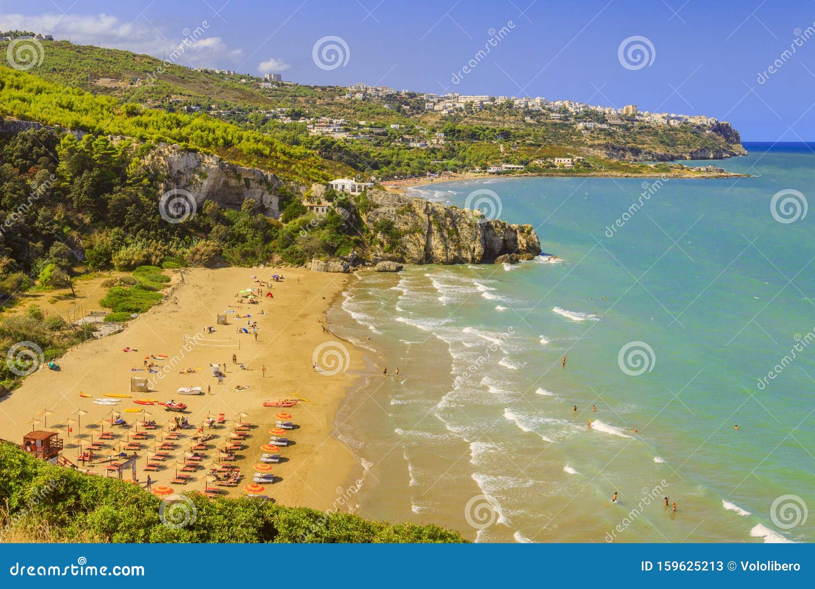 Le Spiagge Piu Belle Della Puglia La Baia Di Zaiana Racchiusa Da Due Pietre Si Estende A Pochi Chilometri Da Peschici A Garga Immagine Stock Immagine Di Bathhouse Architettura